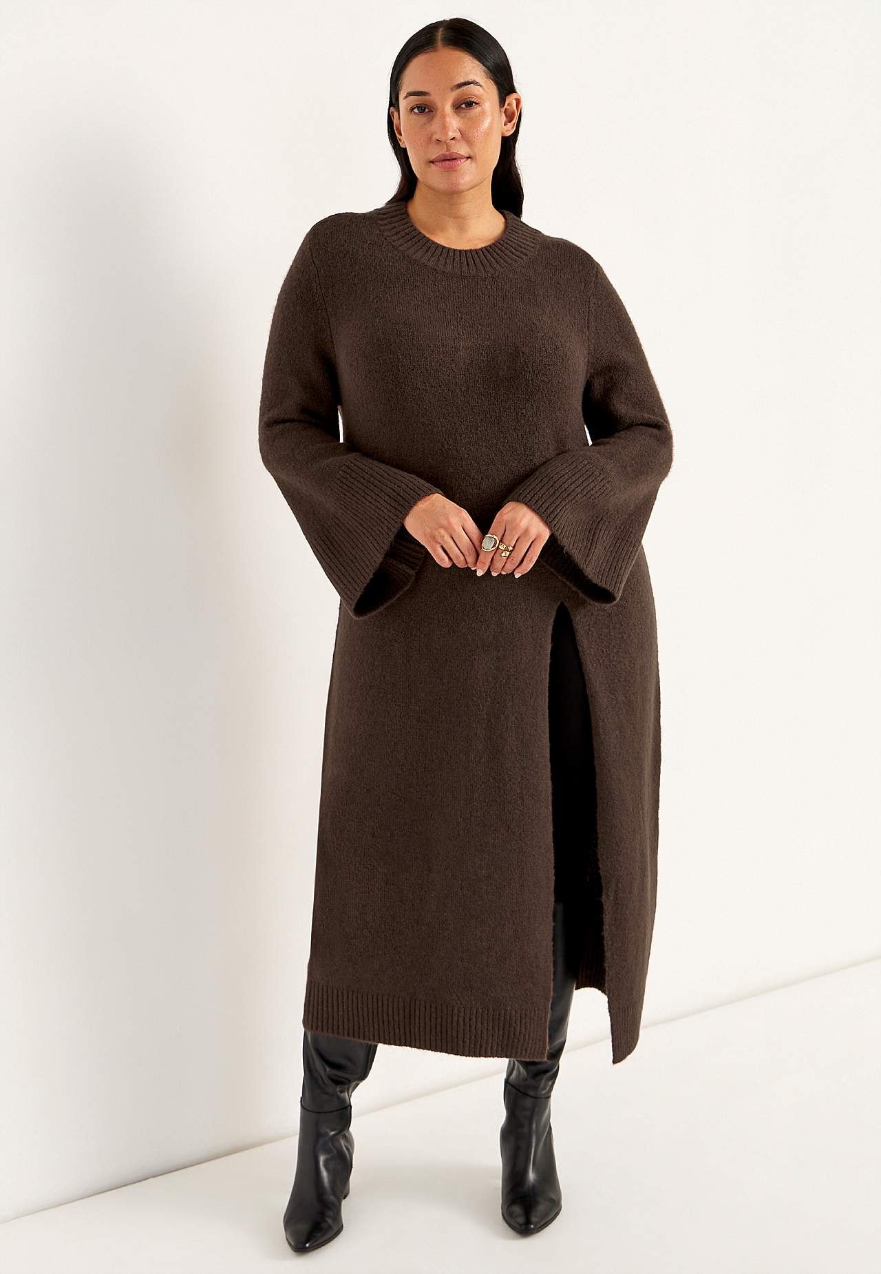 Sügava lõhikuga kootud kleit