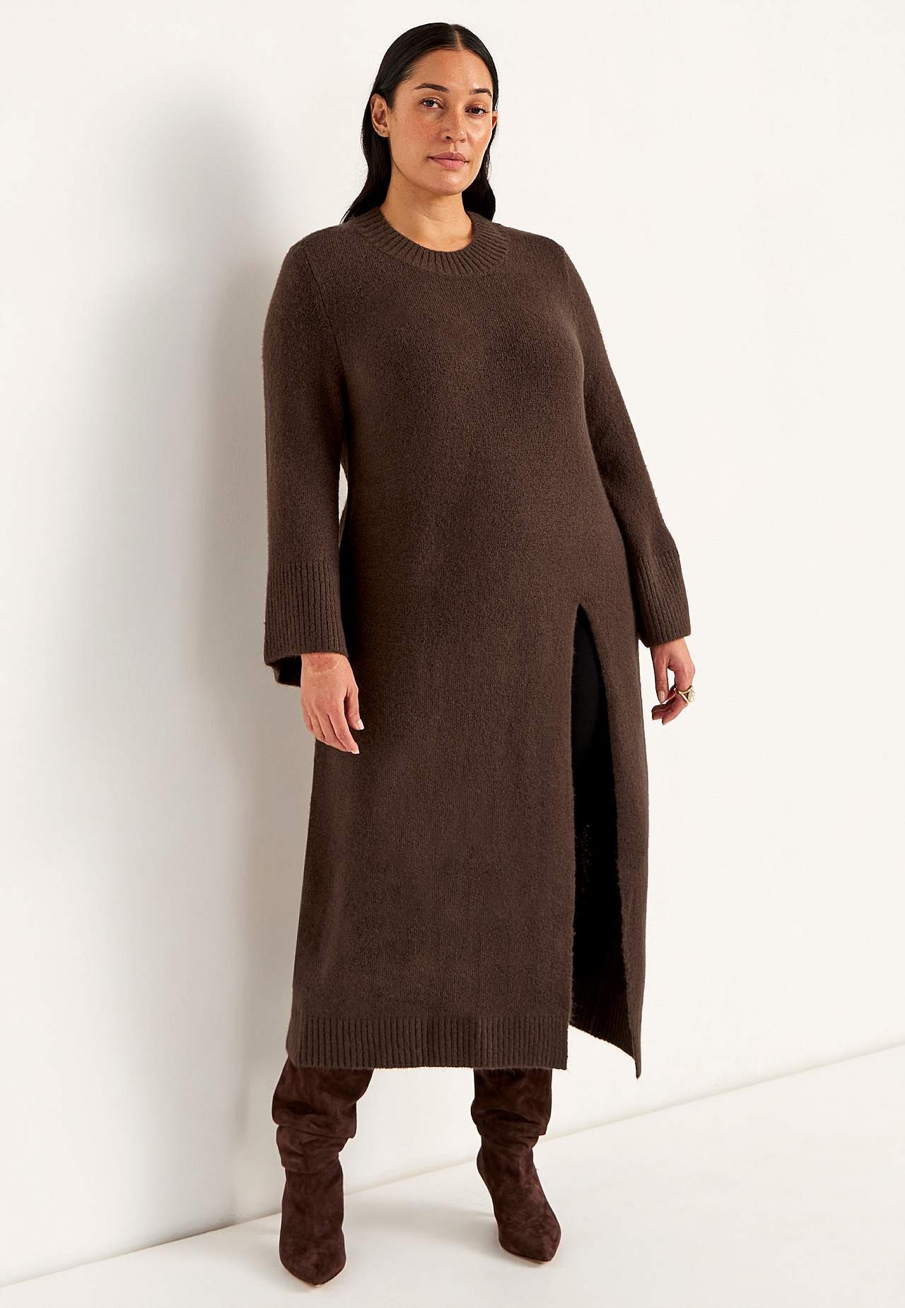 Sügava lõhikuga kootud kleit