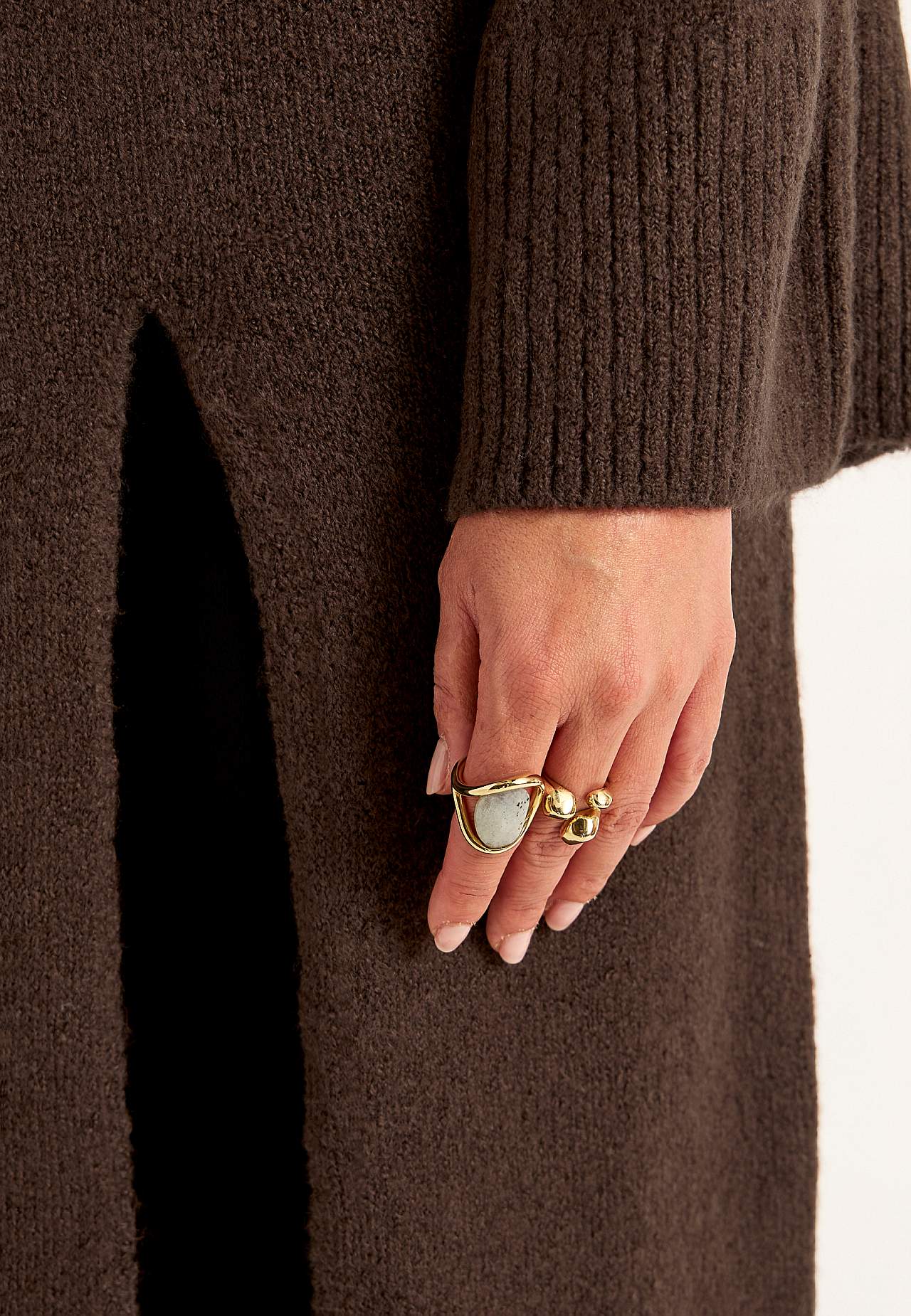 Sügava lõhikuga kootud kleit