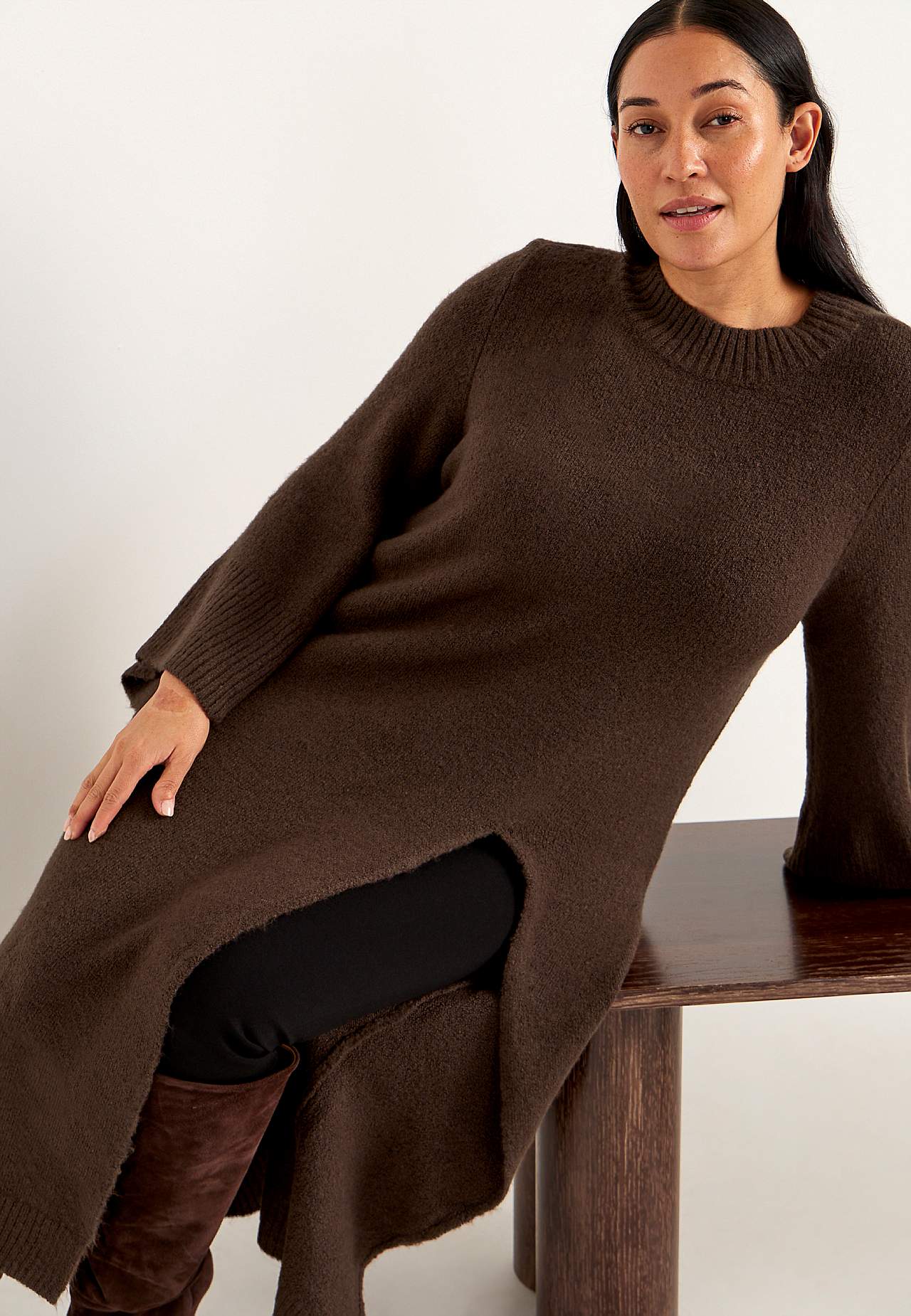 Sügava lõhikuga kootud kleit