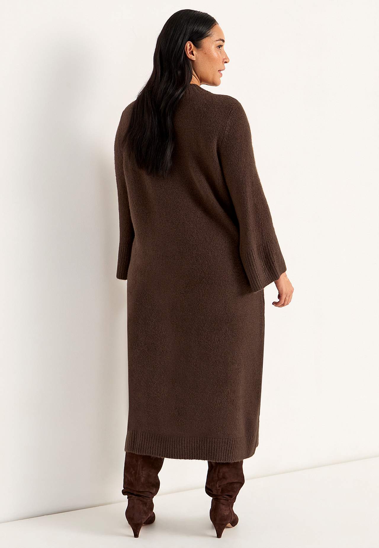 Sügava lõhikuga kootud kleit