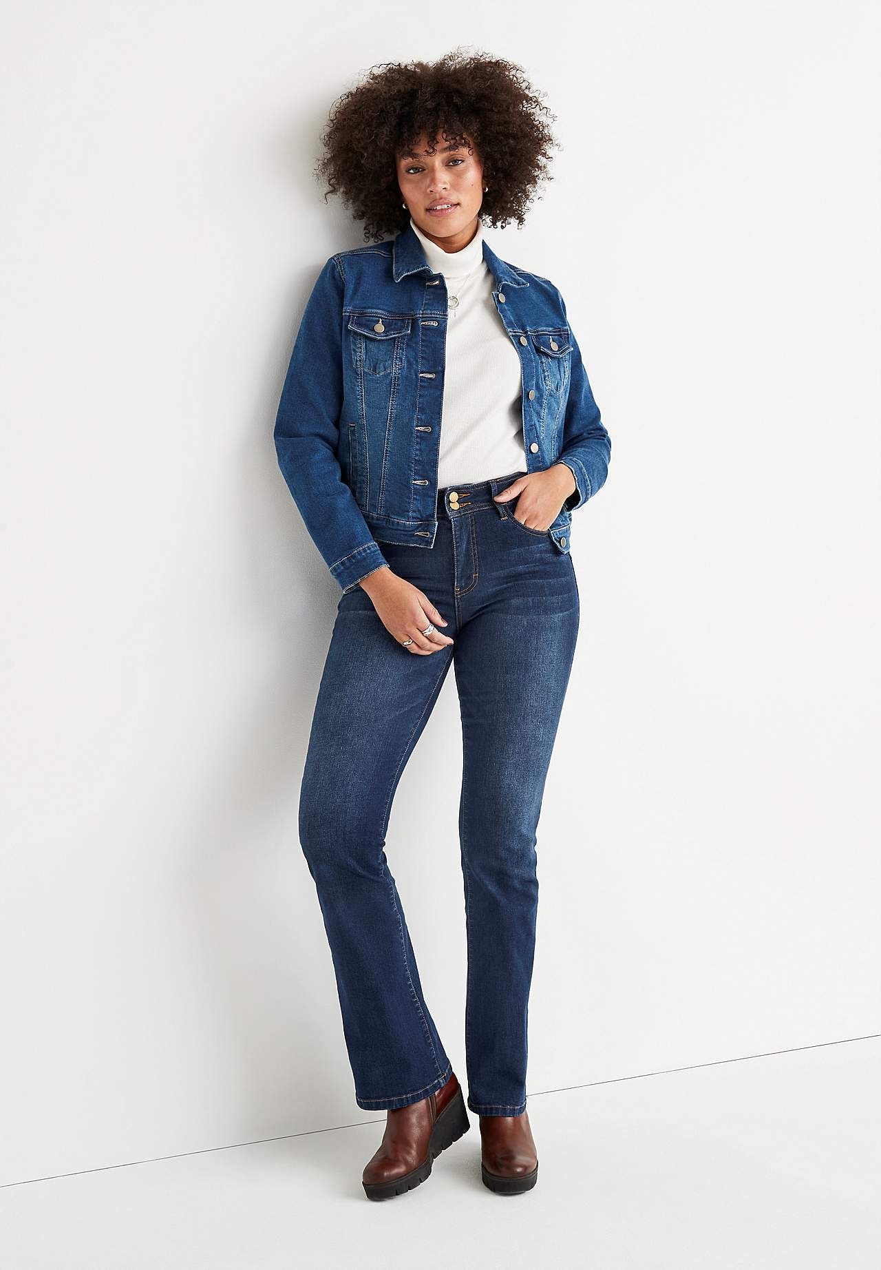 Elastsest kangast bootcut-lõikega vormivad teksased