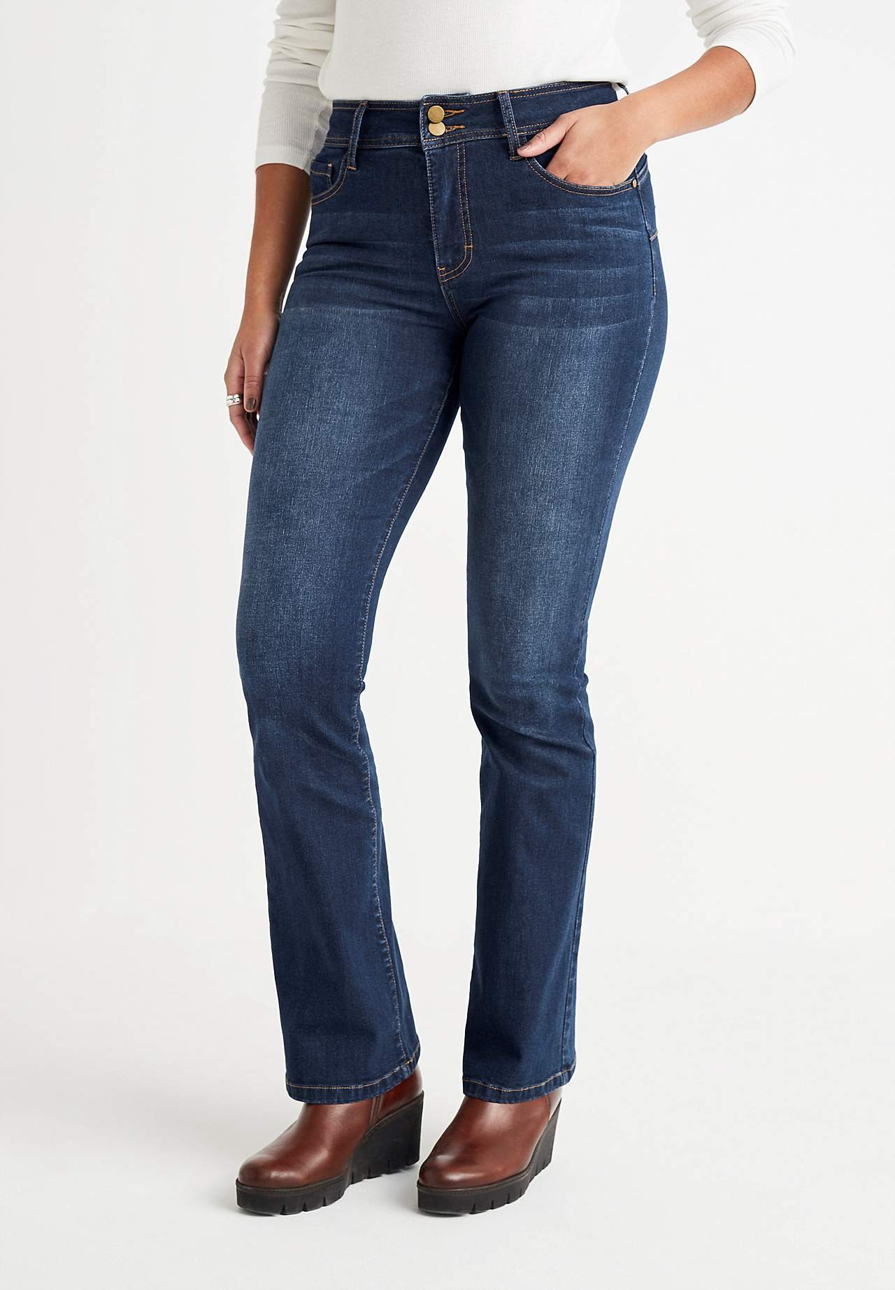 Elastsest kangast bootcut-lõikega vormivad teksased