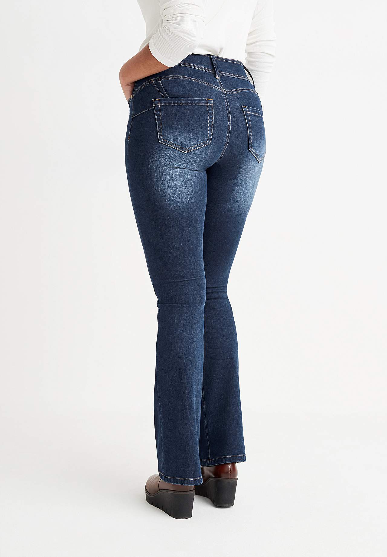 Elastsest kangast bootcut-lõikega vormivad teksased