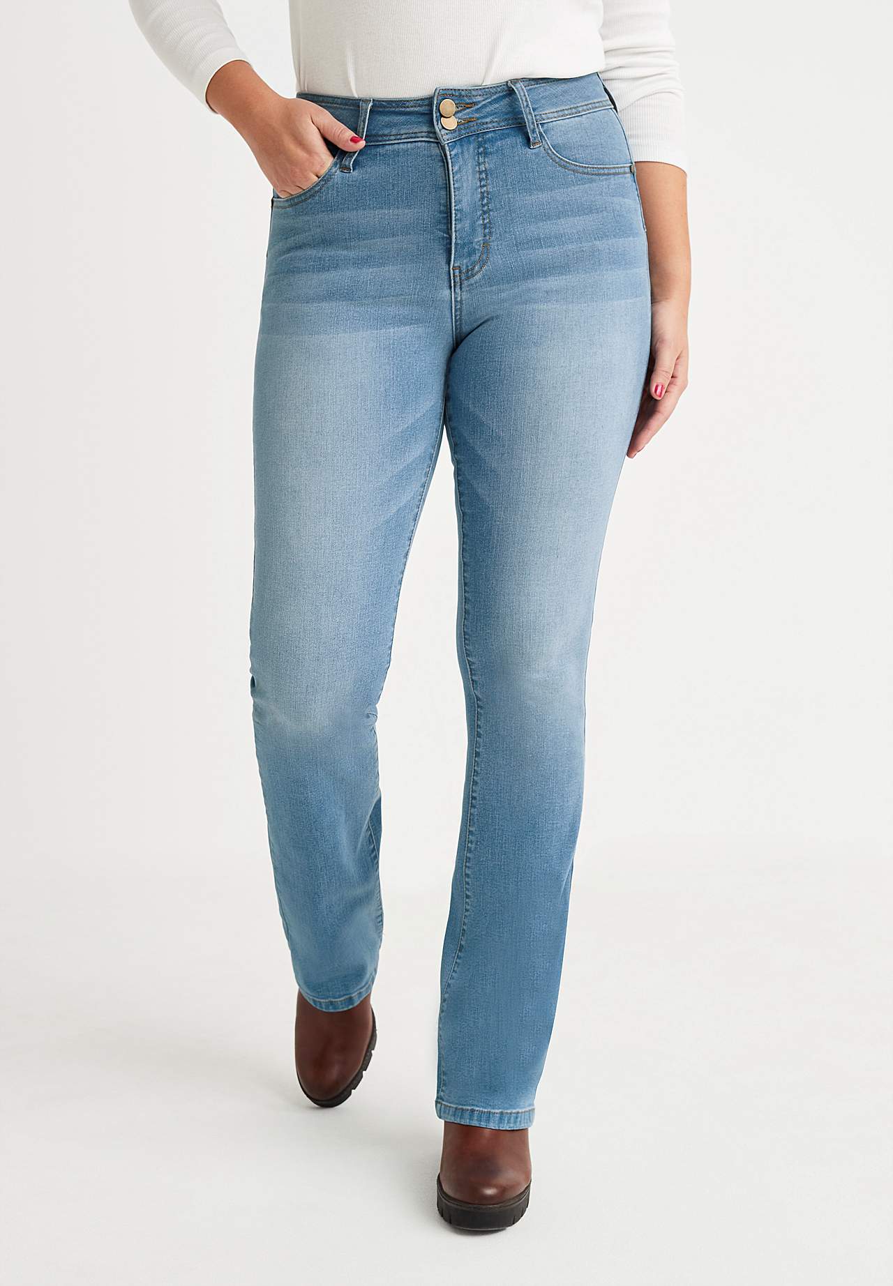 Elastsest kangast bootcut-lõikega vormivad teksased