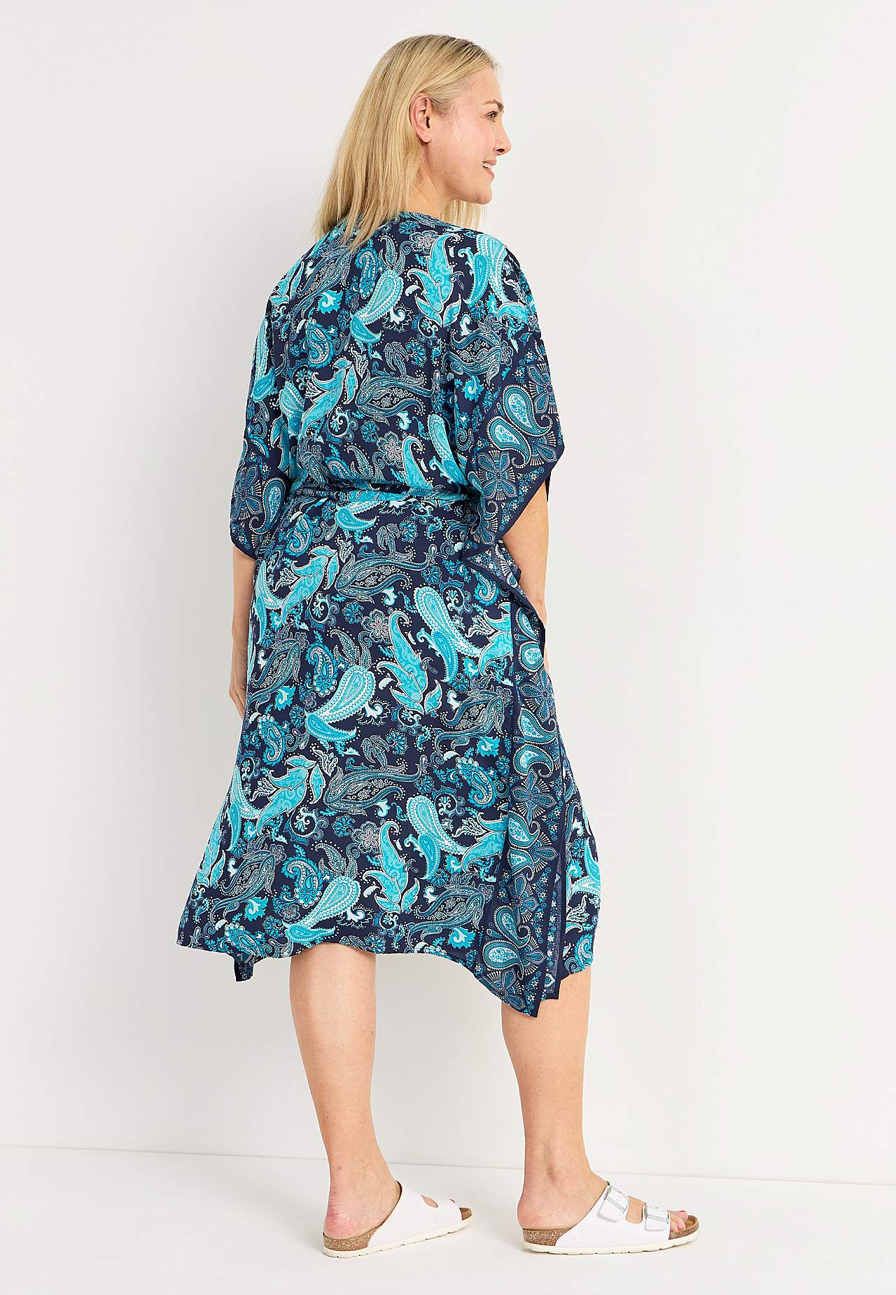 Neerumustriline vööga kaftan