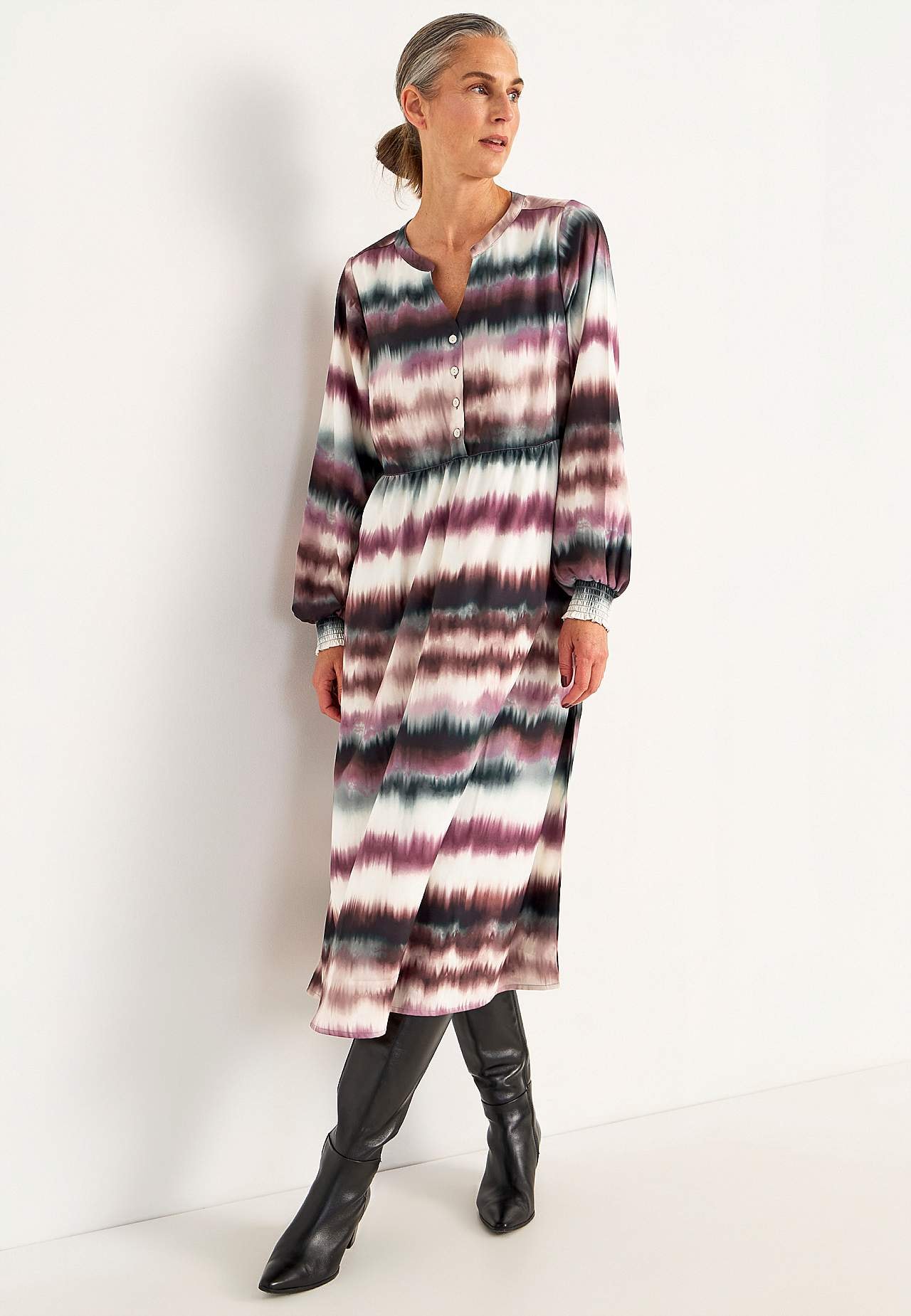 Pikkade varrukatega kleit