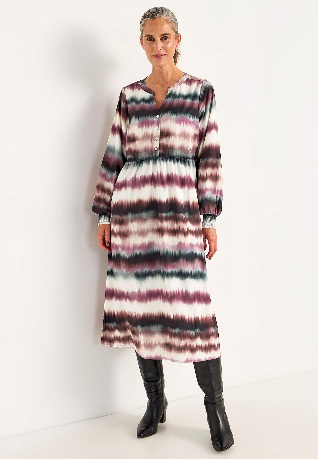 Pikkade varrukatega kleit