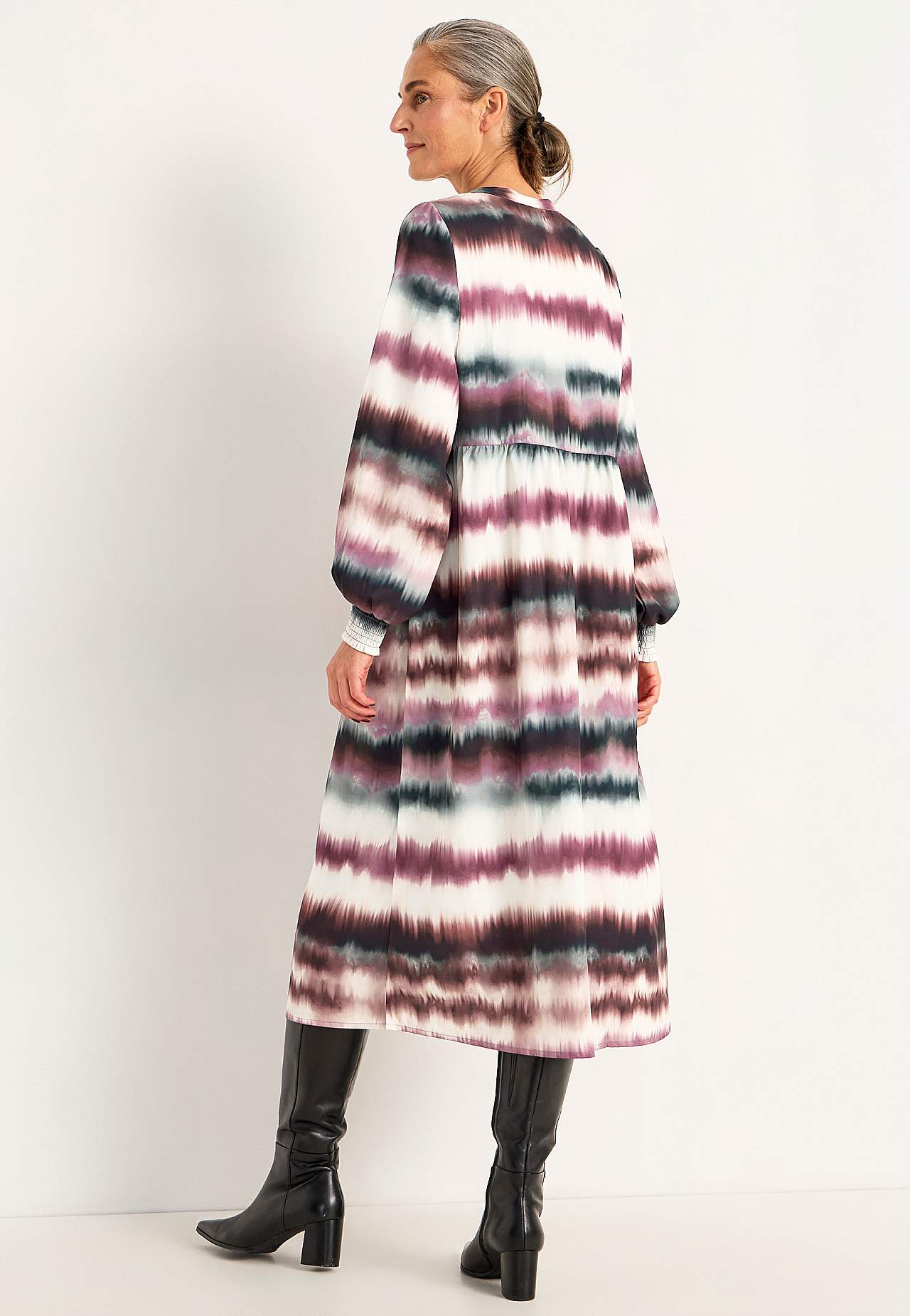 Pikkade varrukatega kleit