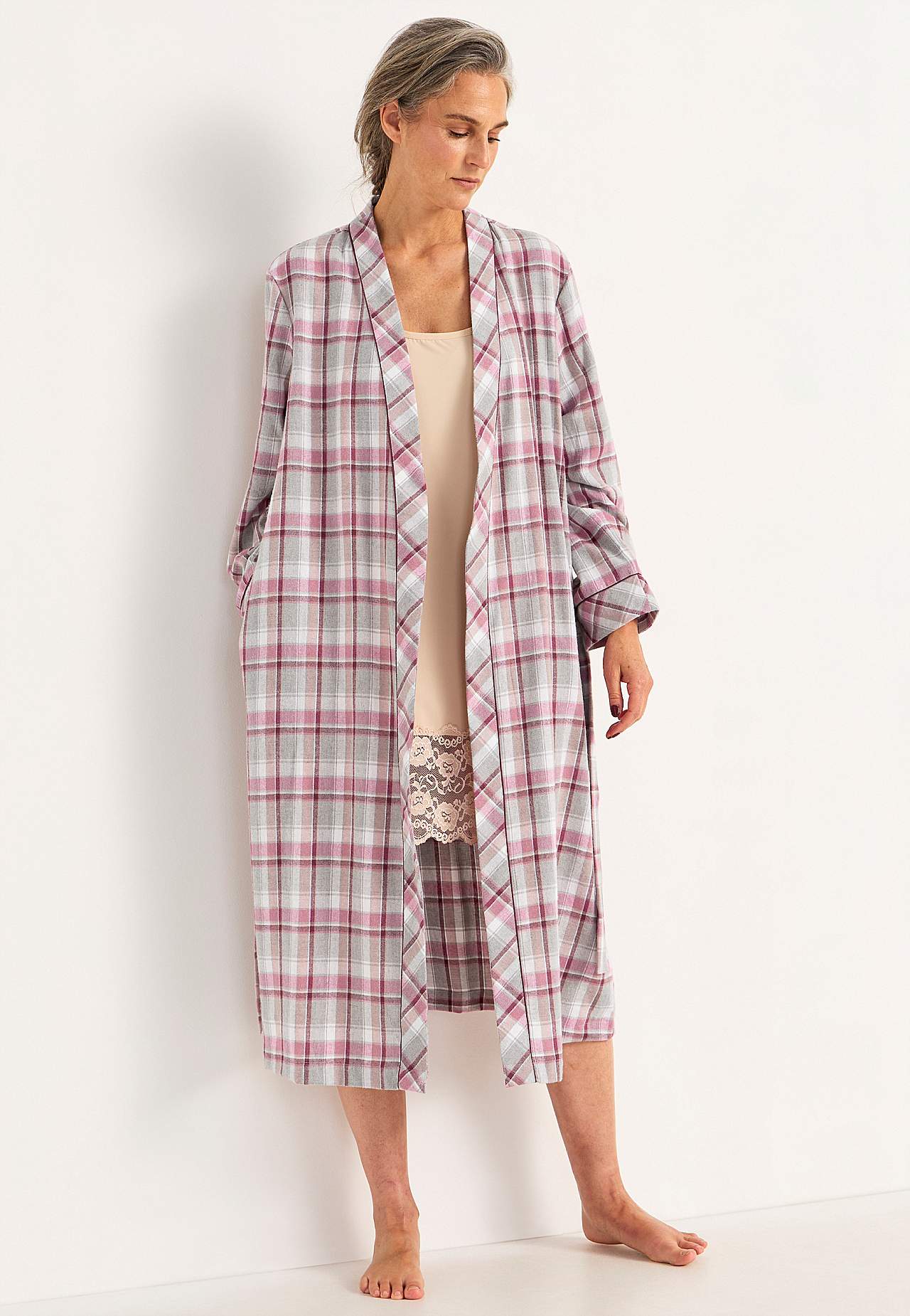 Ruuduline flanellkangast hommikumantel