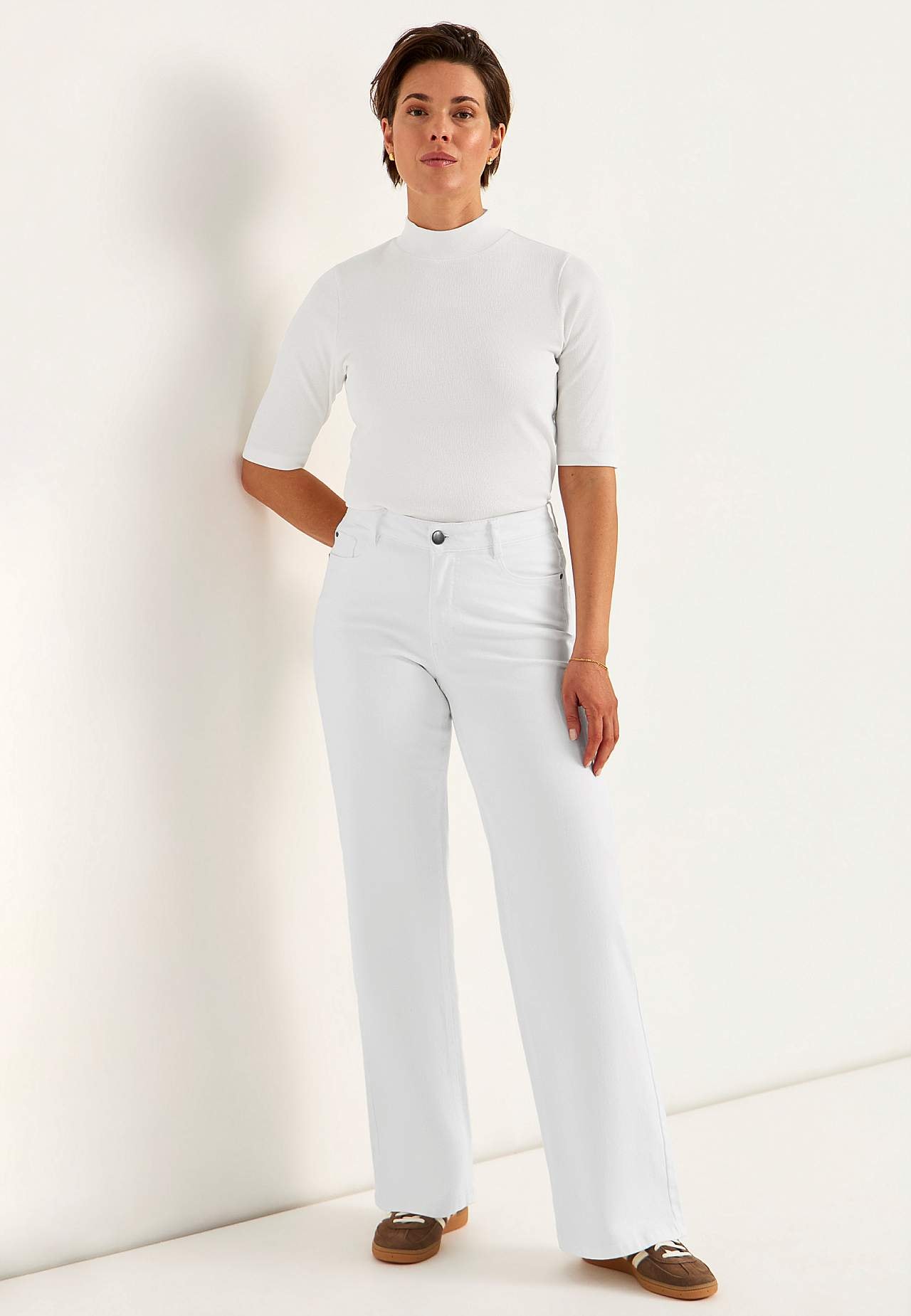 Kõrge vöökohaga, pikkade ja laiade säärtega teksad
Renata