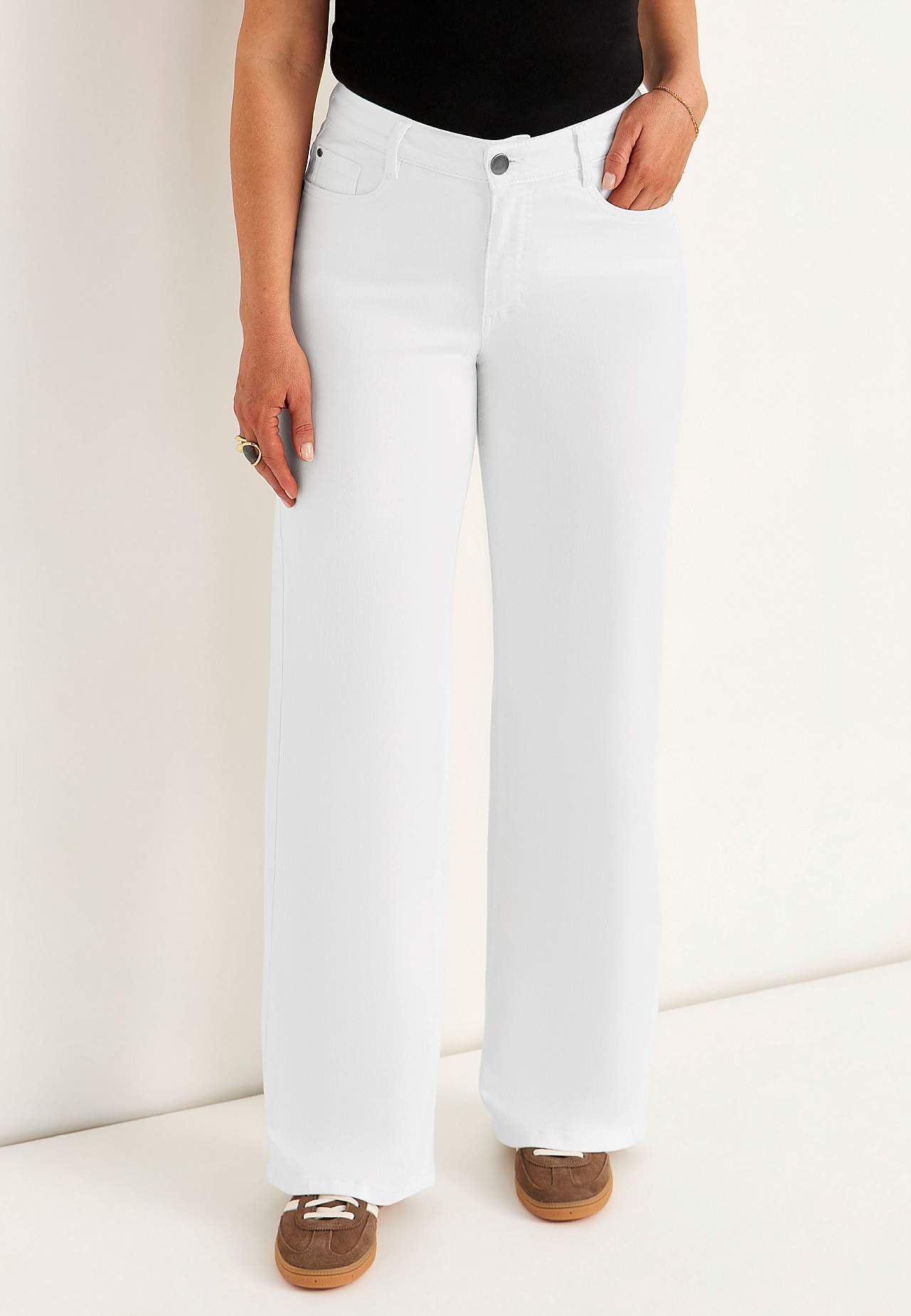 Kõrge vöökohaga, pikkade ja laiade säärtega teksad
Renata