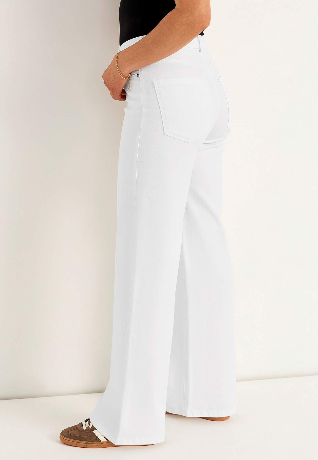 Kõrge vöökohaga, pikkade ja laiade säärtega teksad
Renata