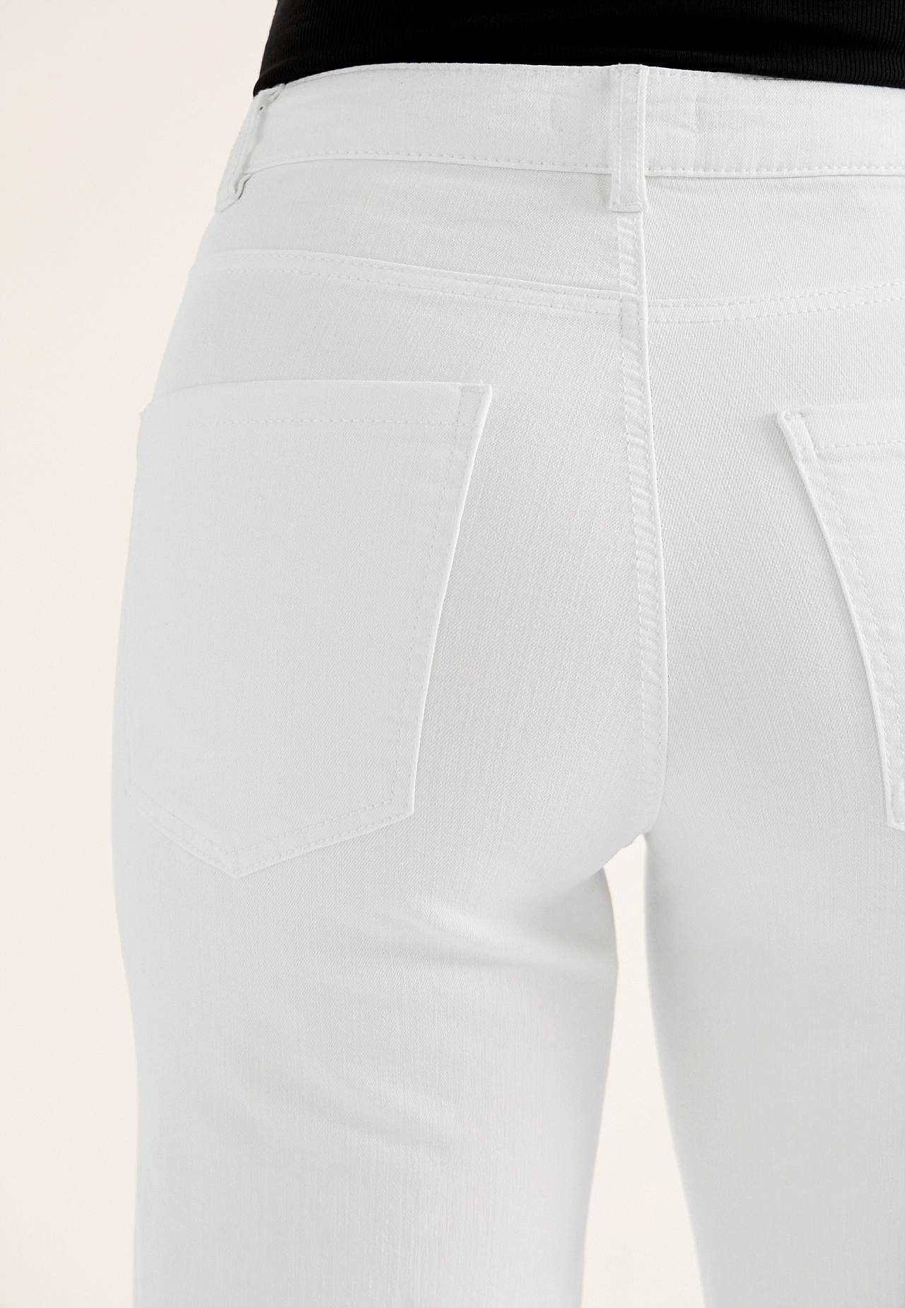 Kõrge vöökohaga, pikkade ja laiade säärtega teksad
Renata