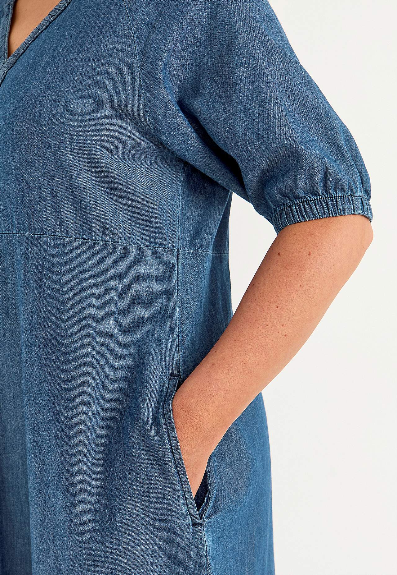 Lühikesed puhvis varrukatega teksakleit