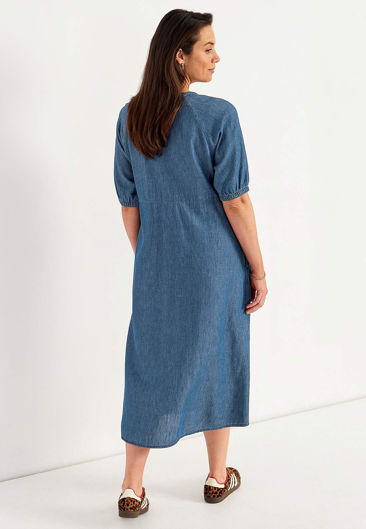 Lühikesed puhvis varrukatega teksakleit