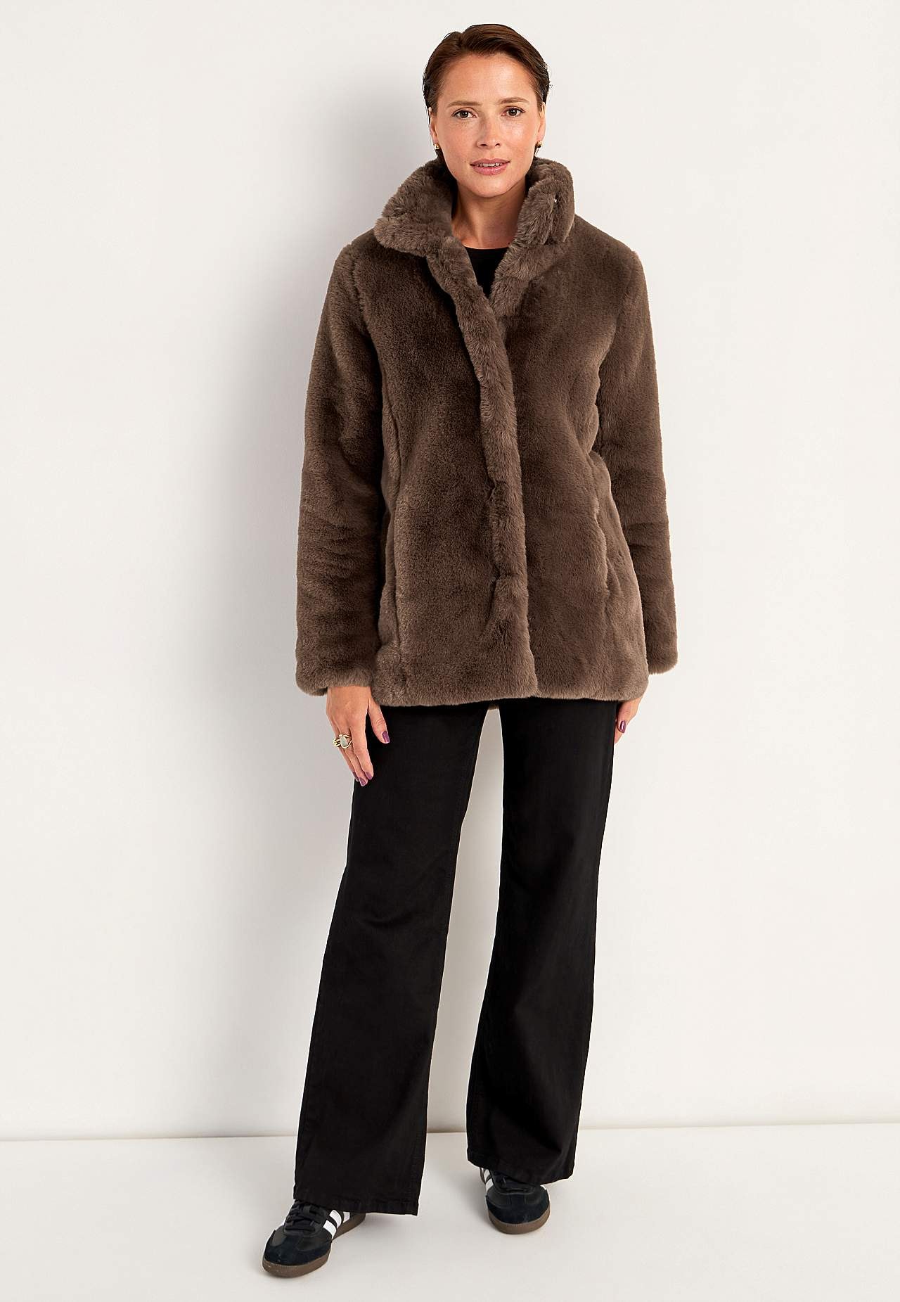 Pehmest kunstkarusnahast mantel