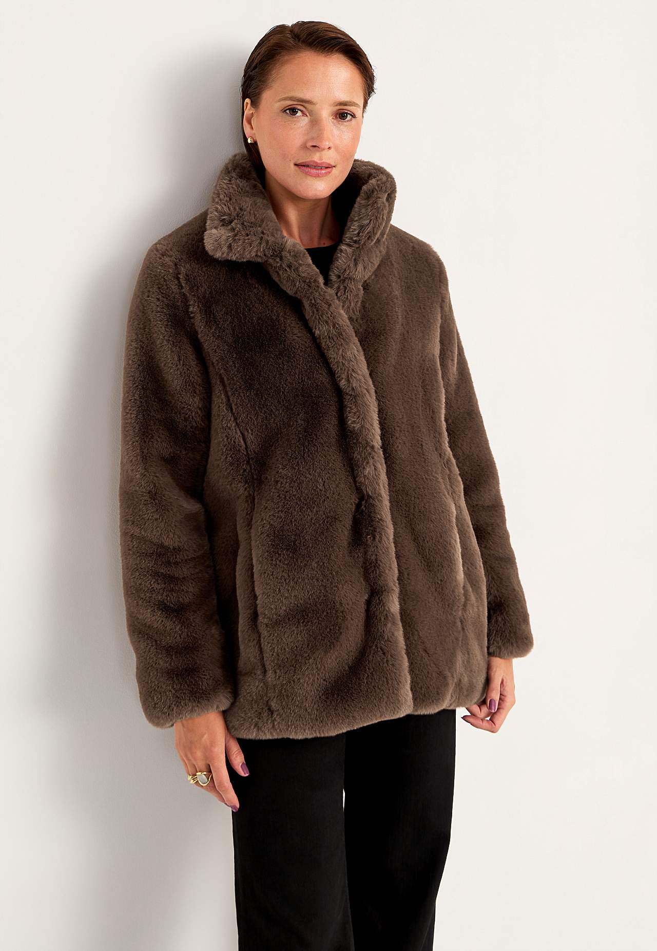 Pehmest kunstkarusnahast mantel