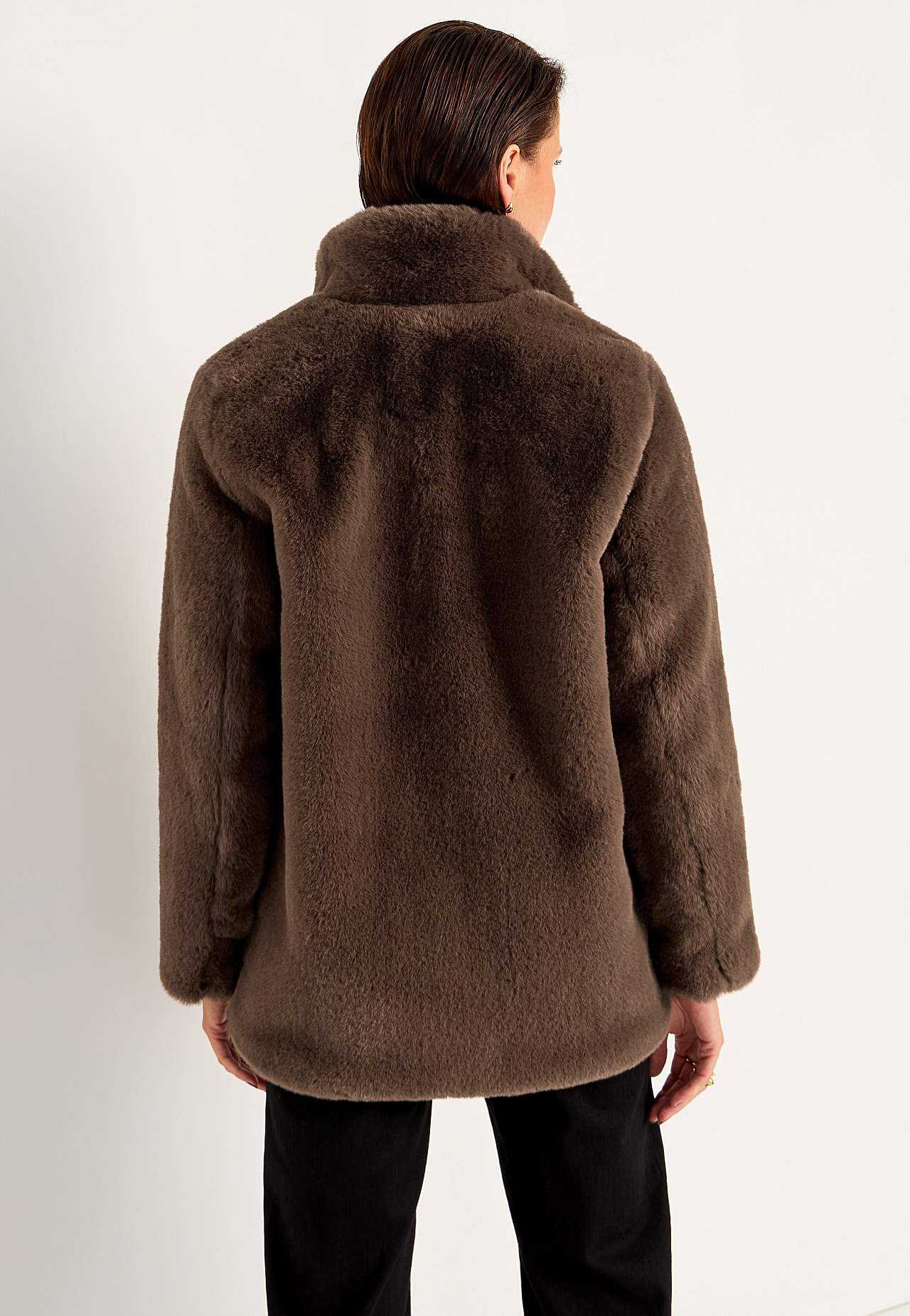 Pehmest kunstkarusnahast mantel