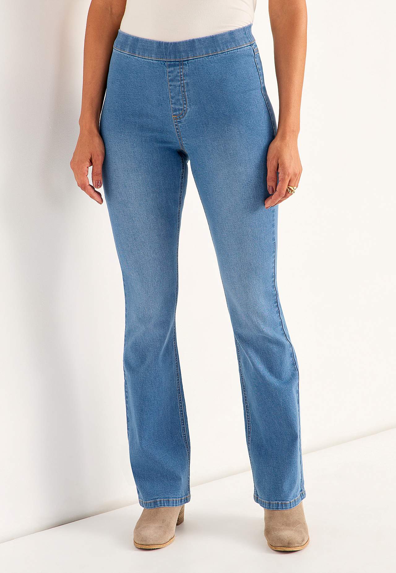 Elastsest kangast bootcut-lõikega teksased