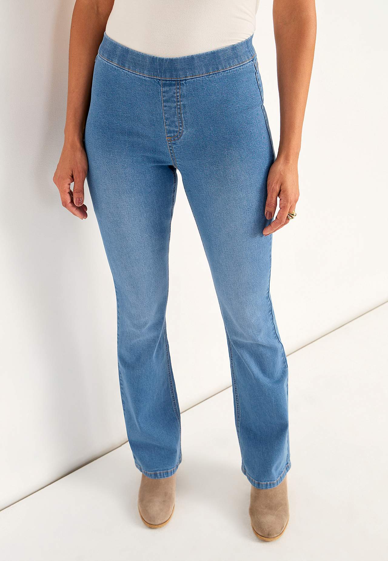 Elastsest kangast bootcut-lõikega teksased