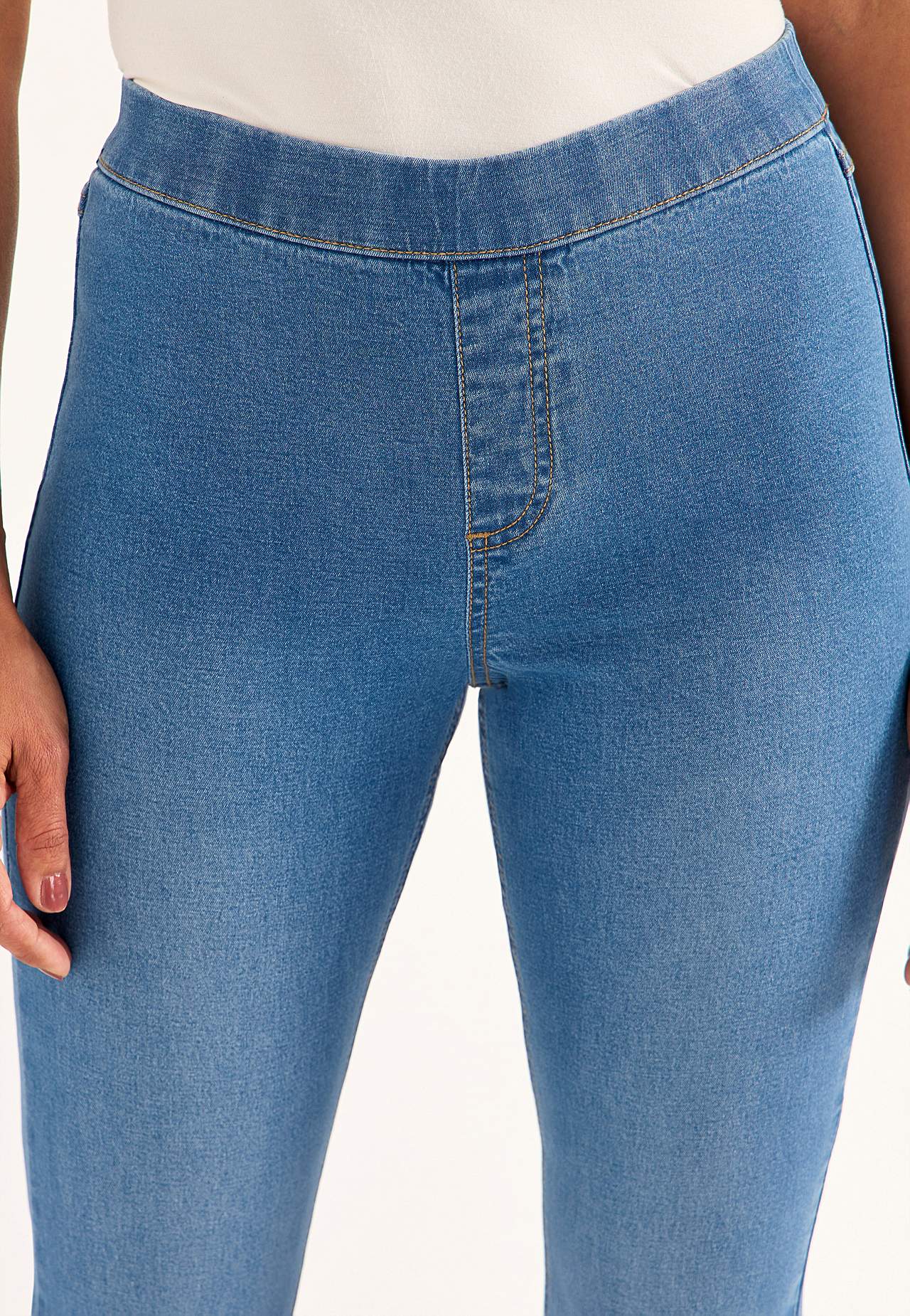 Elastsest kangast bootcut-lõikega teksased