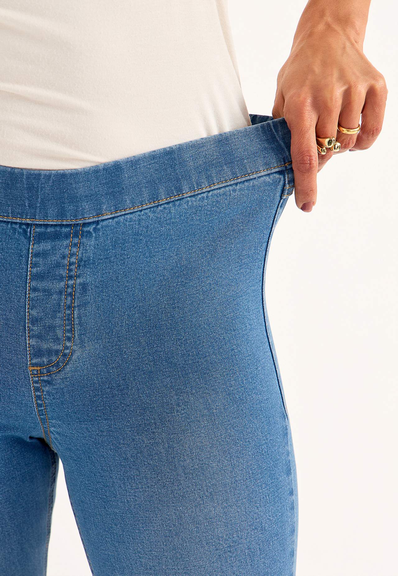 Elastsest kangast bootcut-lõikega teksased