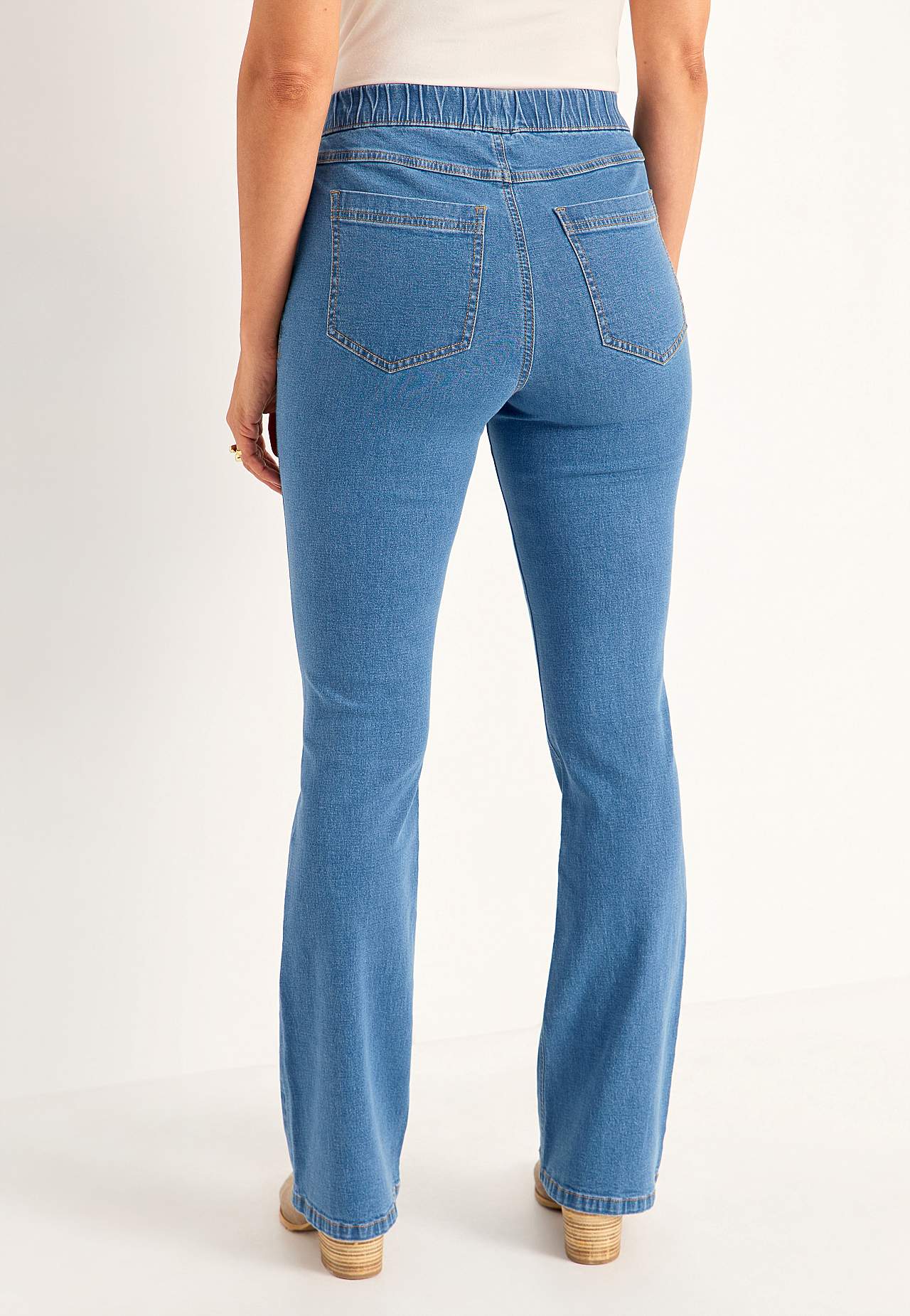Elastsest kangast bootcut-lõikega teksased