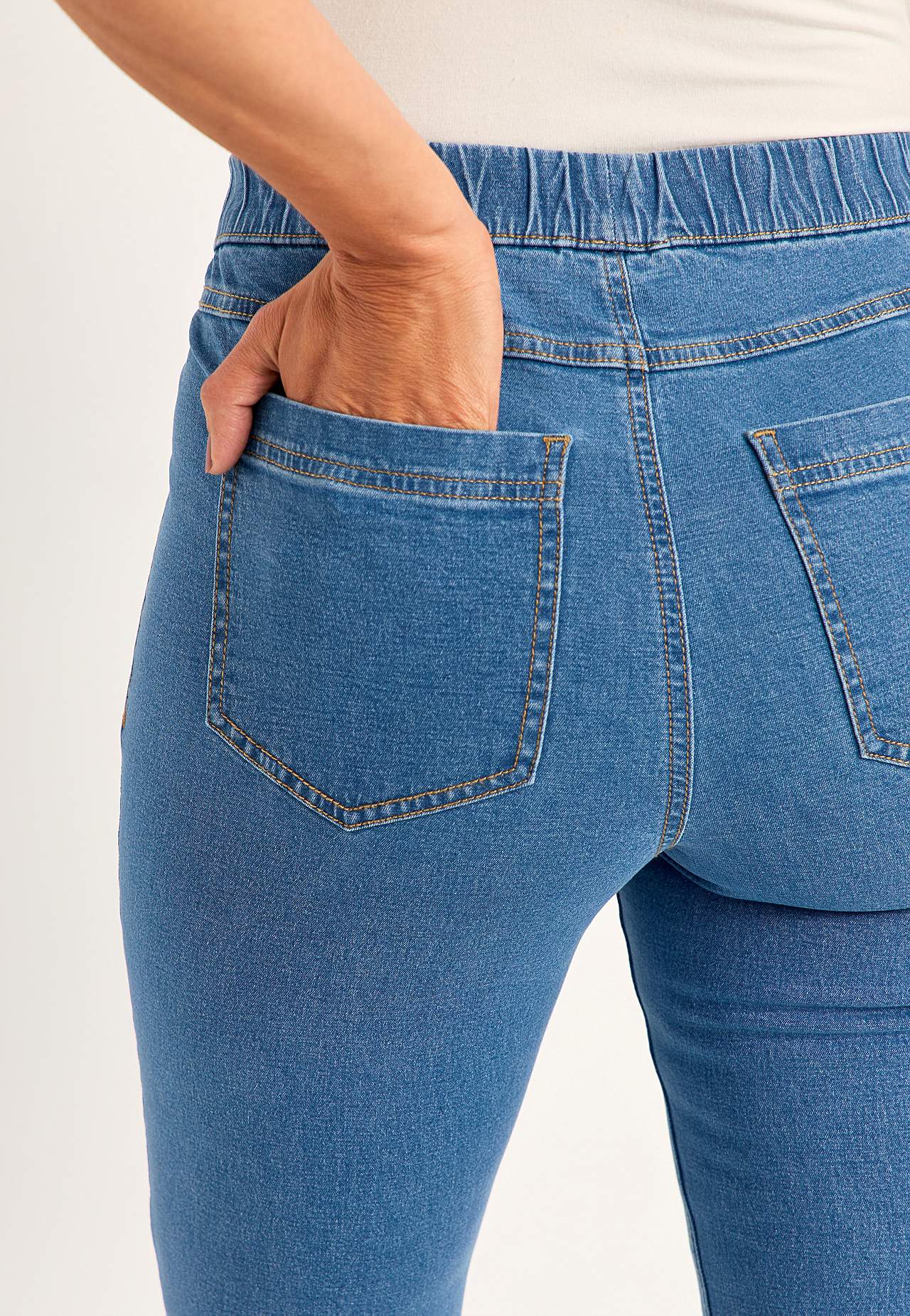 Elastsest kangast bootcut-lõikega teksased