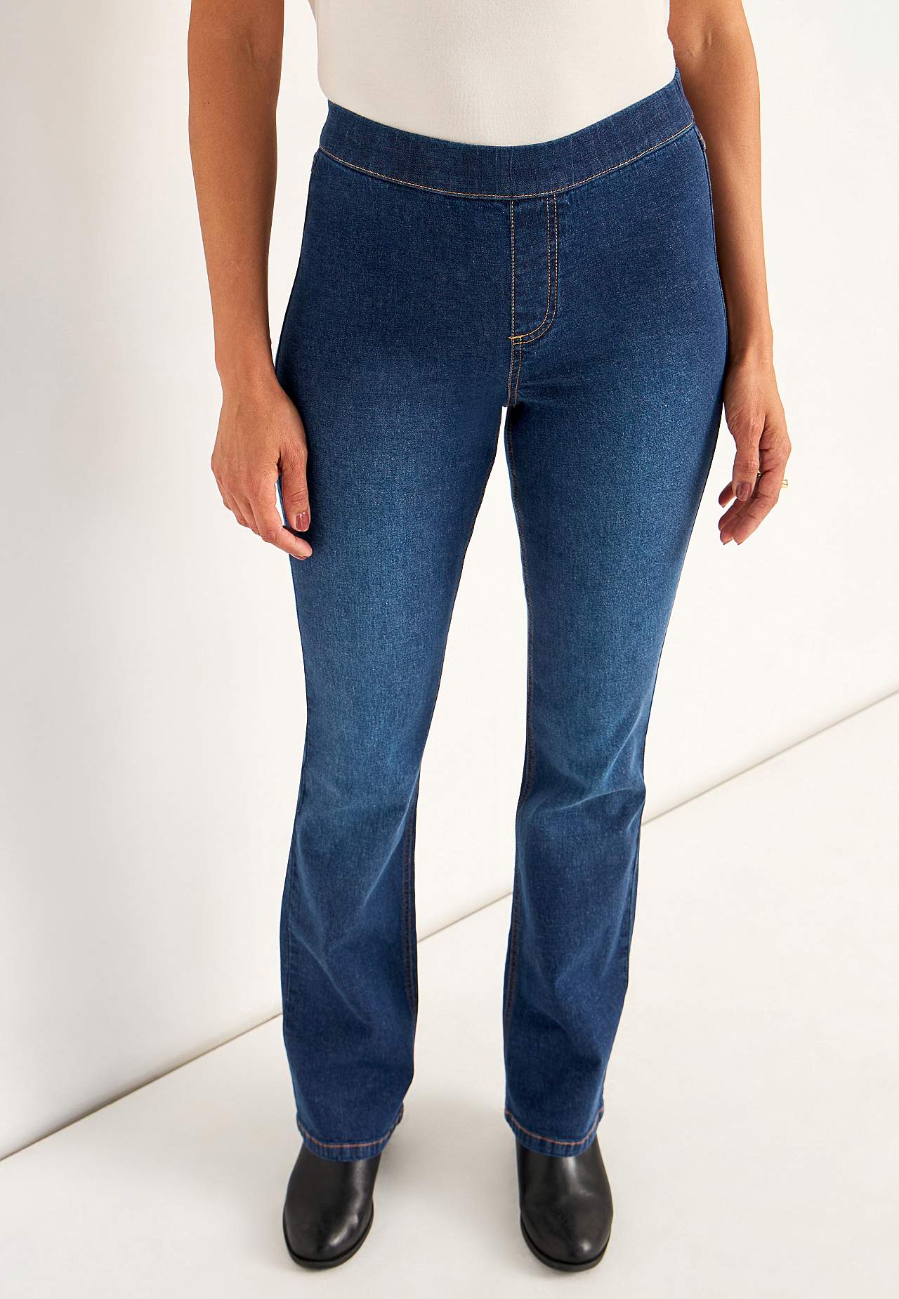 Elastsest kangast bootcut-lõikega teksased