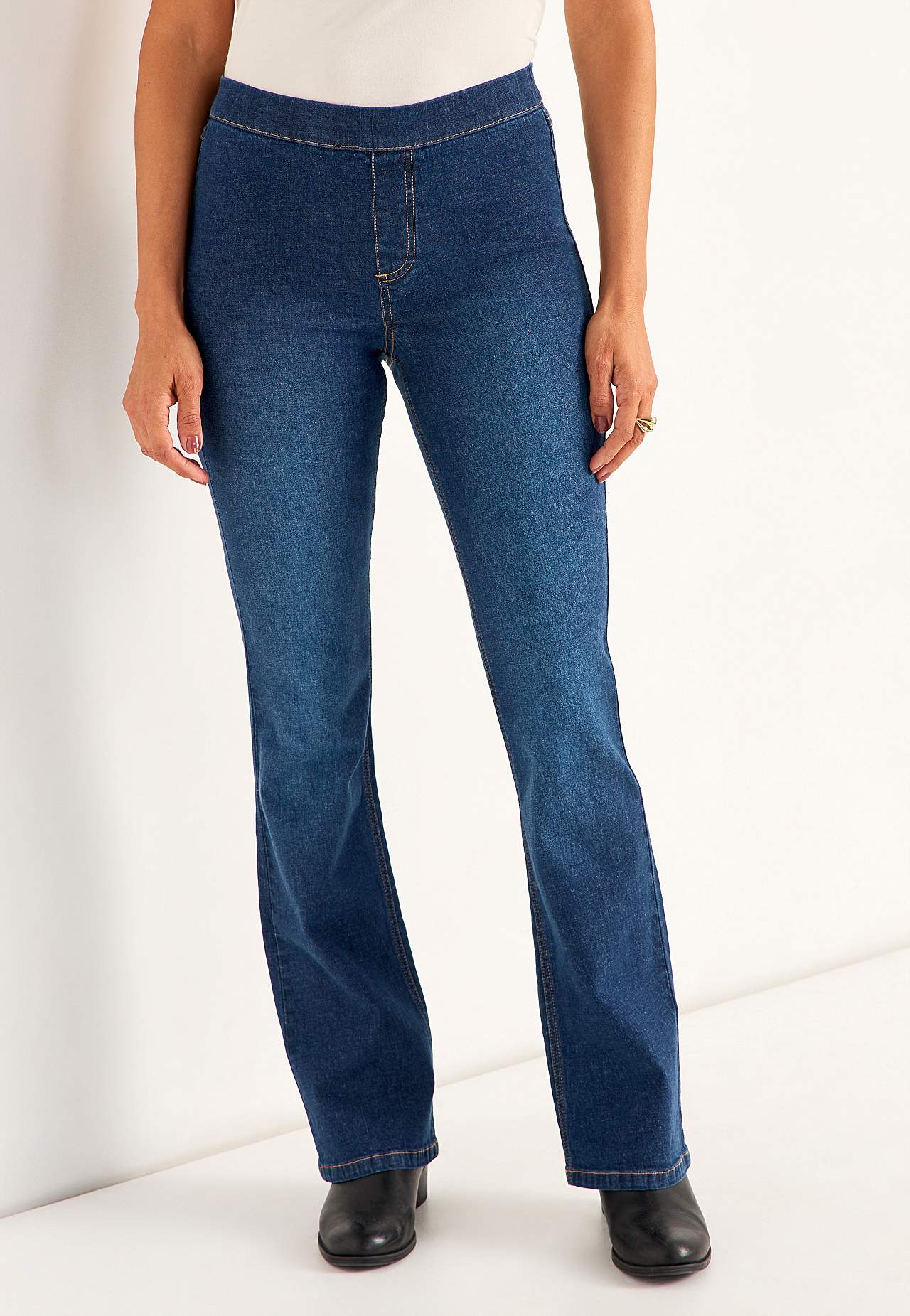 Elastsest kangast bootcut-lõikega teksased