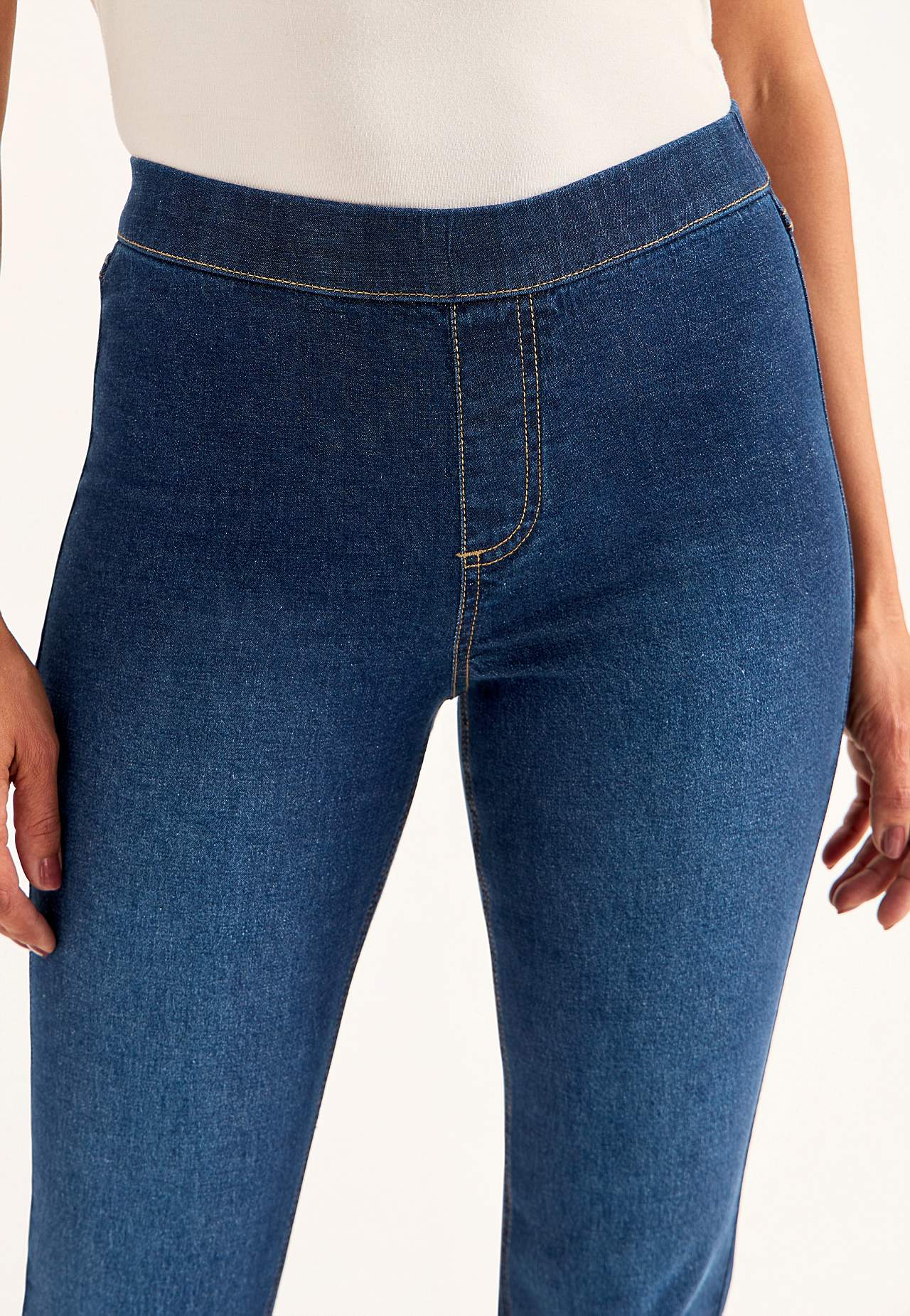 Elastsest kangast bootcut-lõikega teksased