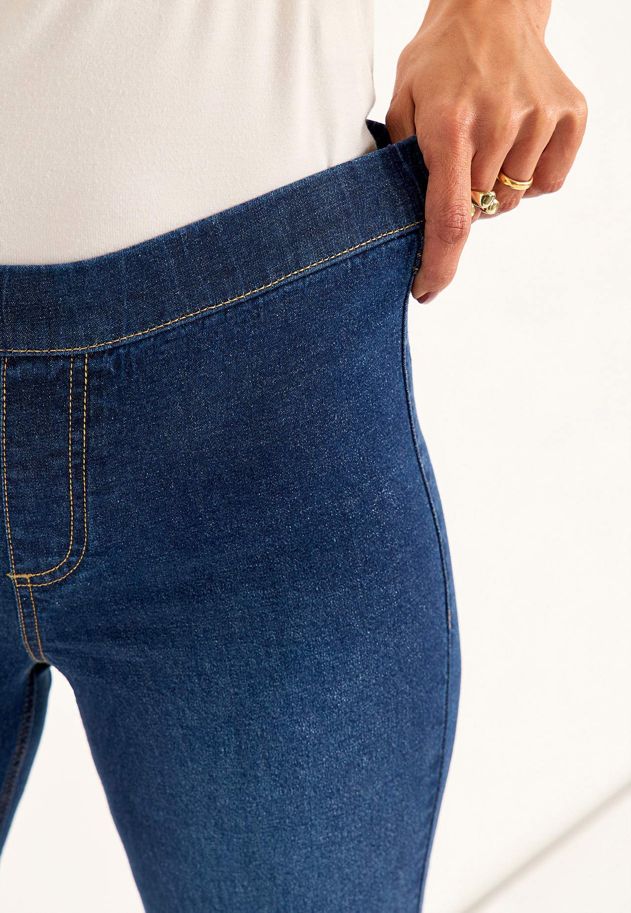 Elastsest kangast bootcut-lõikega teksased