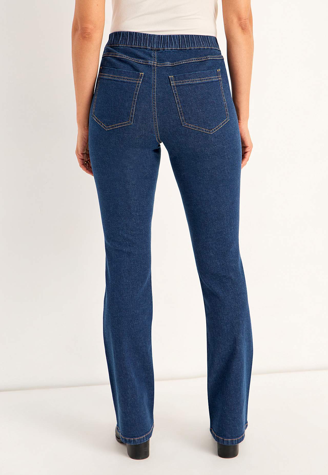 Elastsest kangast bootcut-lõikega teksased