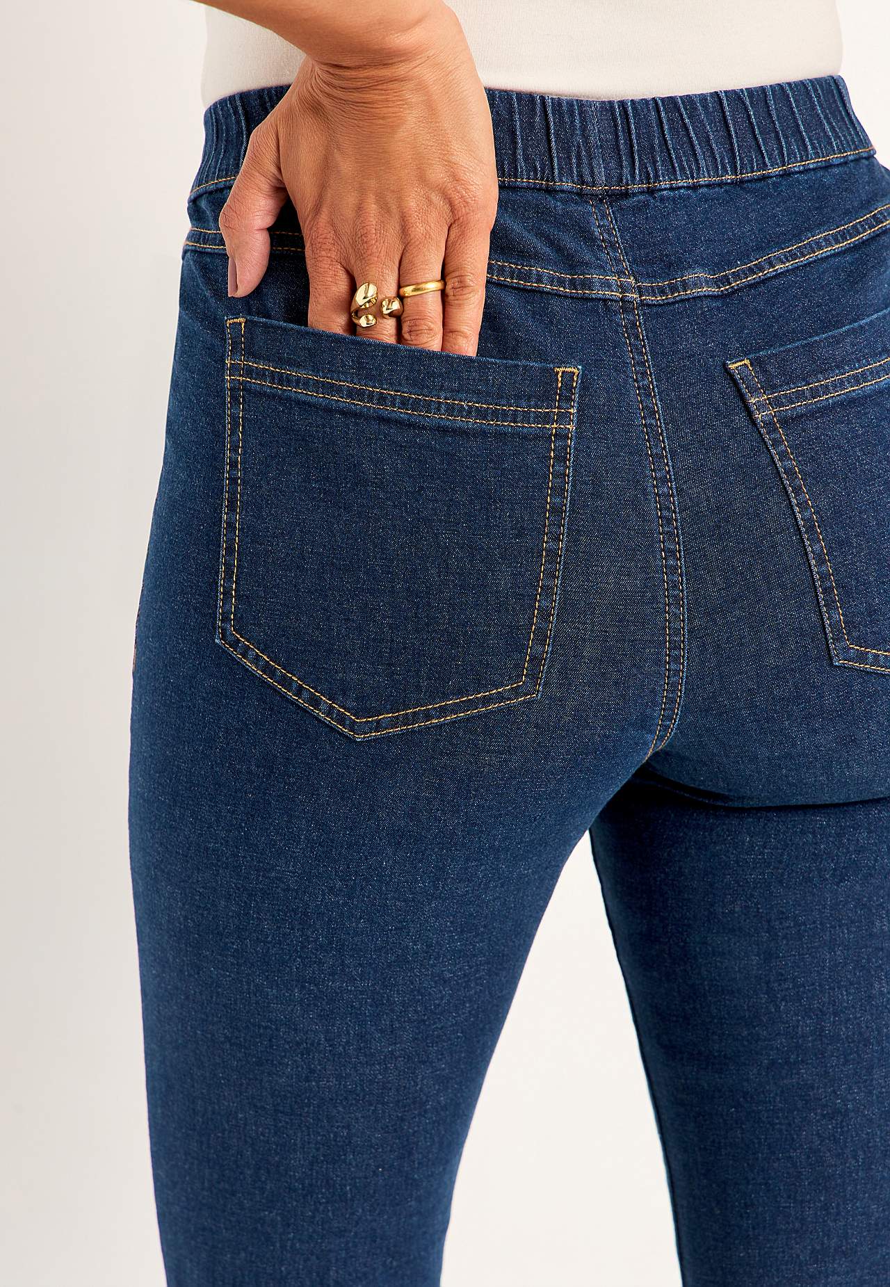 Elastsest kangast bootcut-lõikega teksased