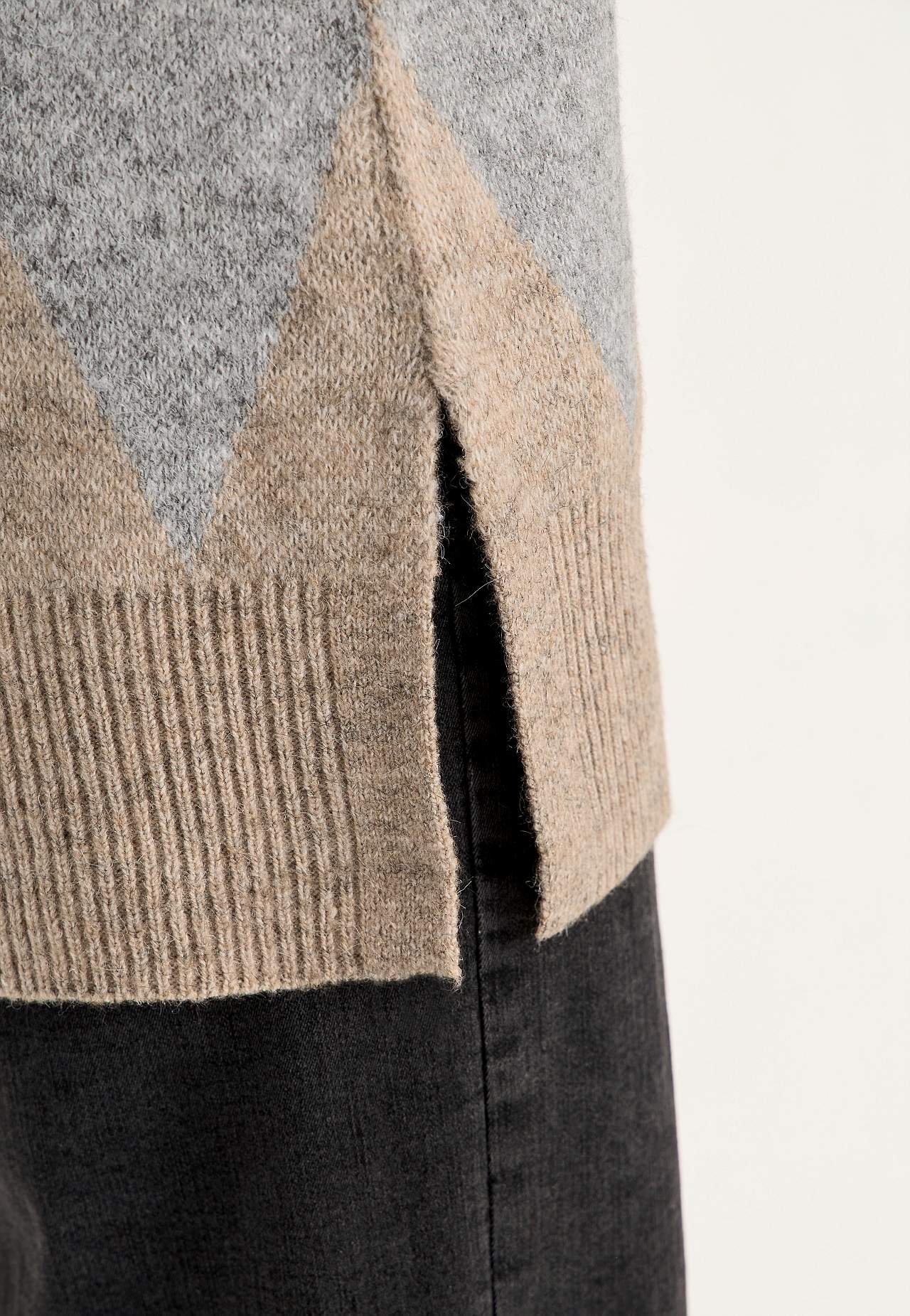 Kootud tuunika lõhikutega