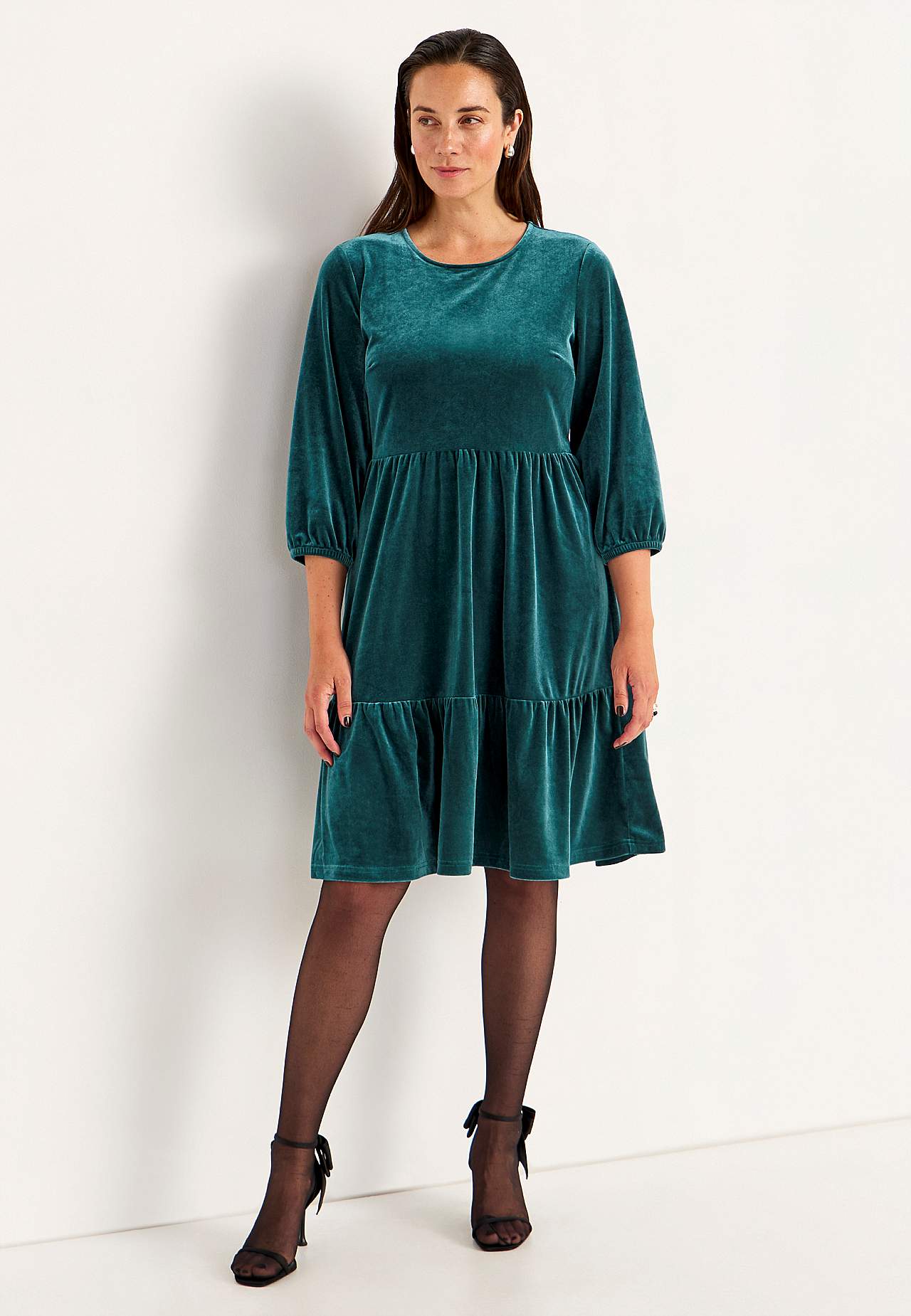 Volangidega sametist kleit