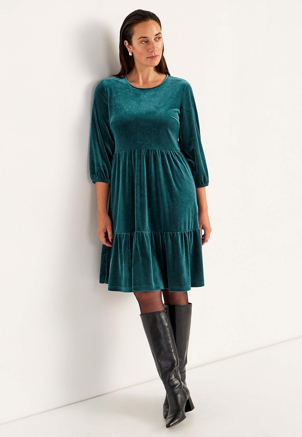 Volangidega sametist kleit