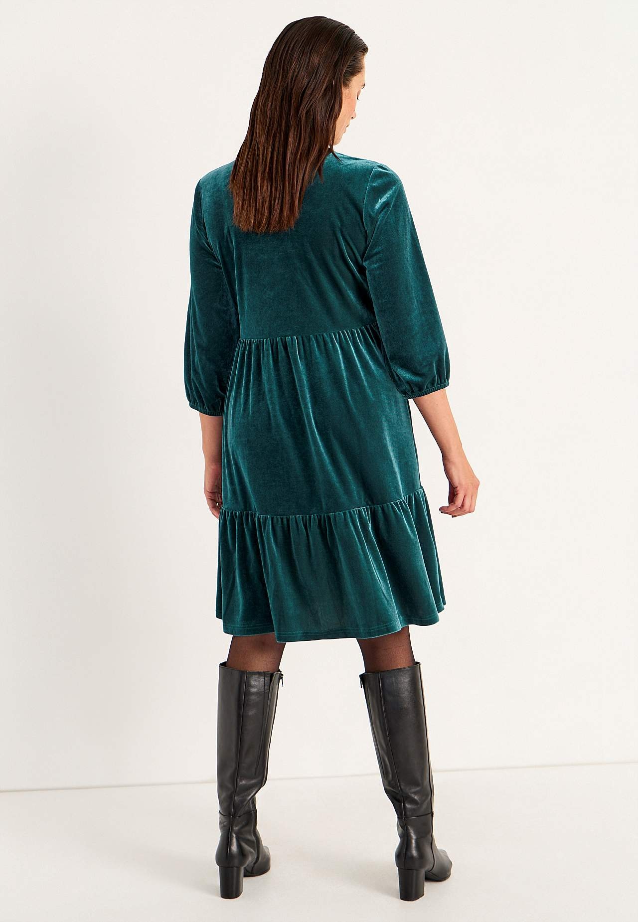 Volangidega sametist kleit