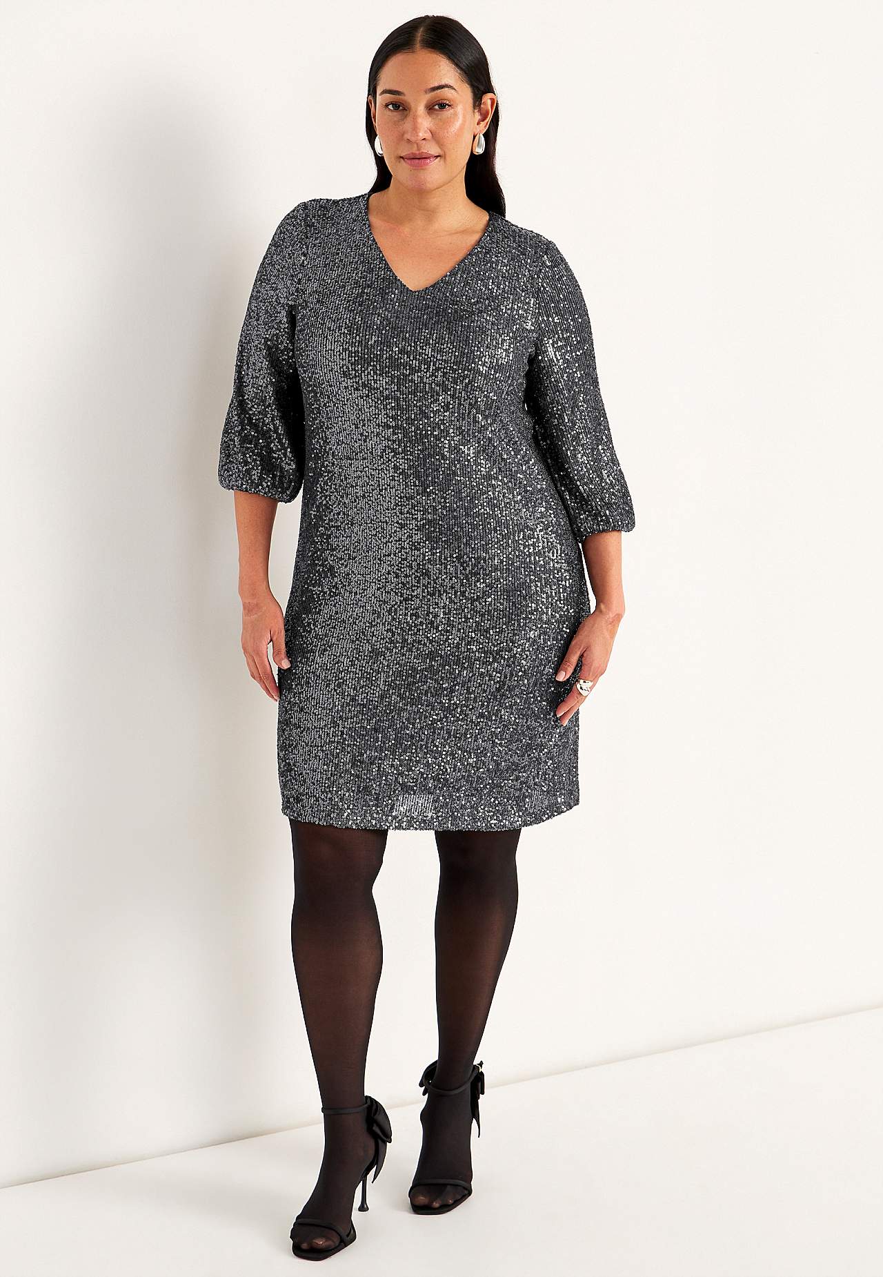 V-kaelusega litritega kleit