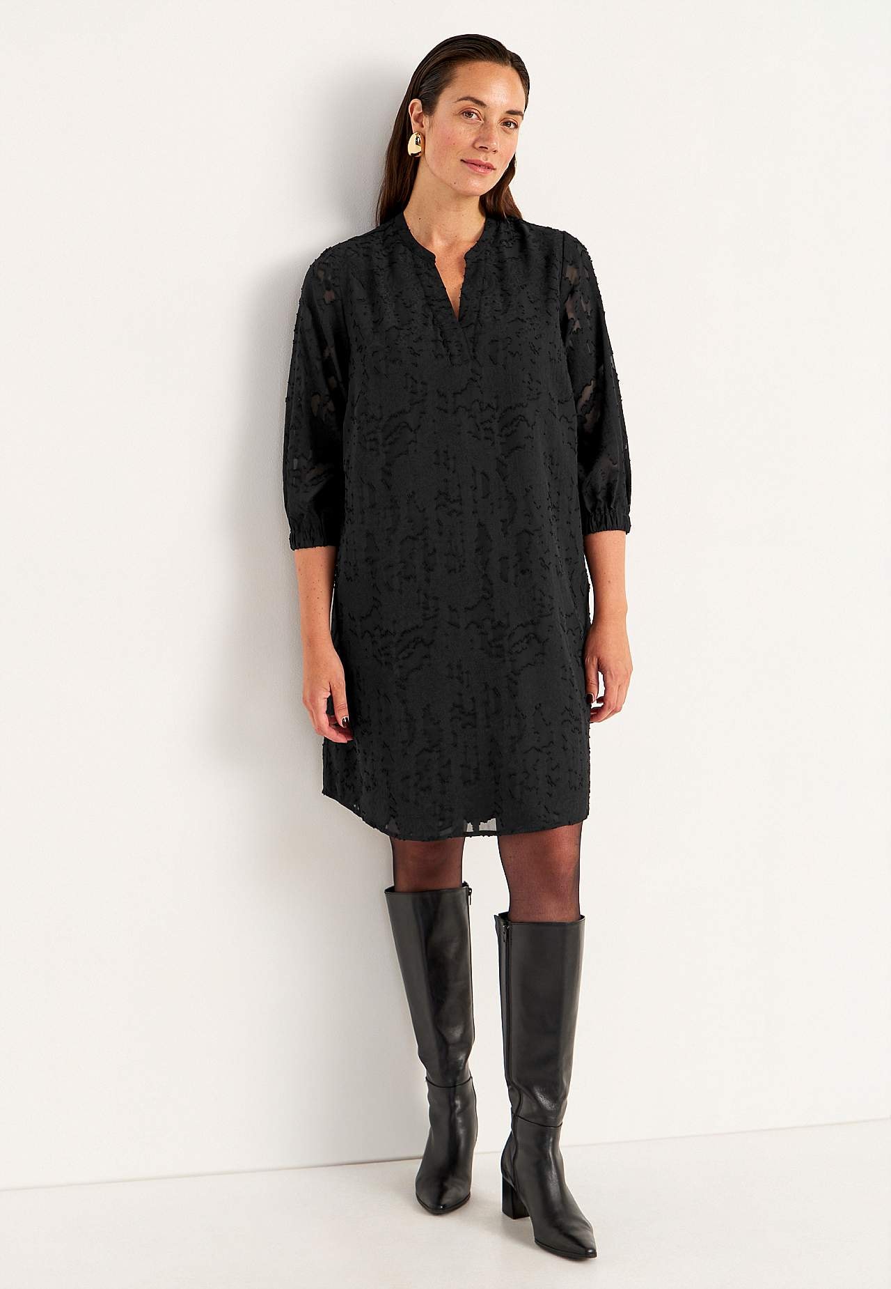 Žakaarkoelisest kangast läbipaistev kleit