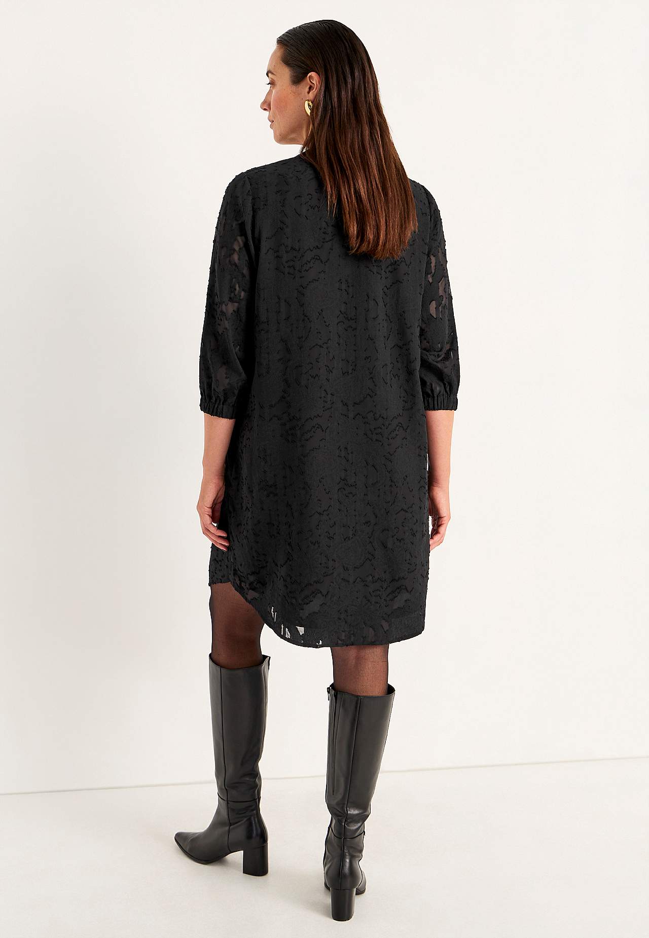 Žakaarkoelisest kangast läbipaistev kleit