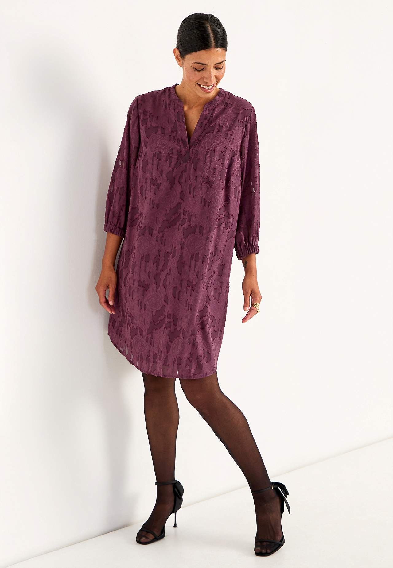 Žakaarkoelisest kangast läbipaistev kleit