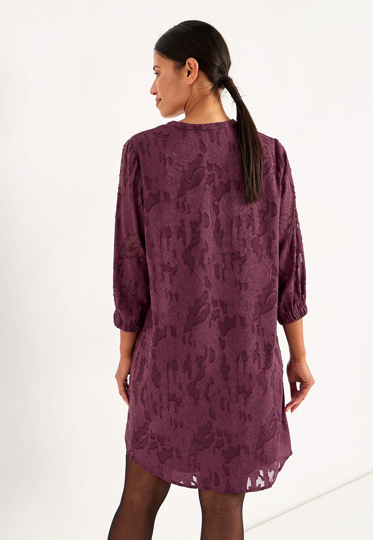 Žakaarkoelisest kangast läbipaistev kleit