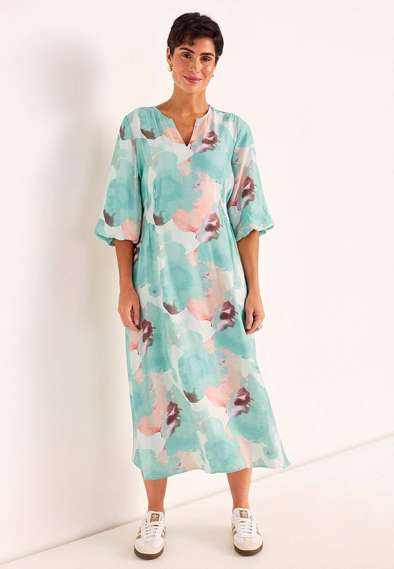 Laiade varrukatega kleit