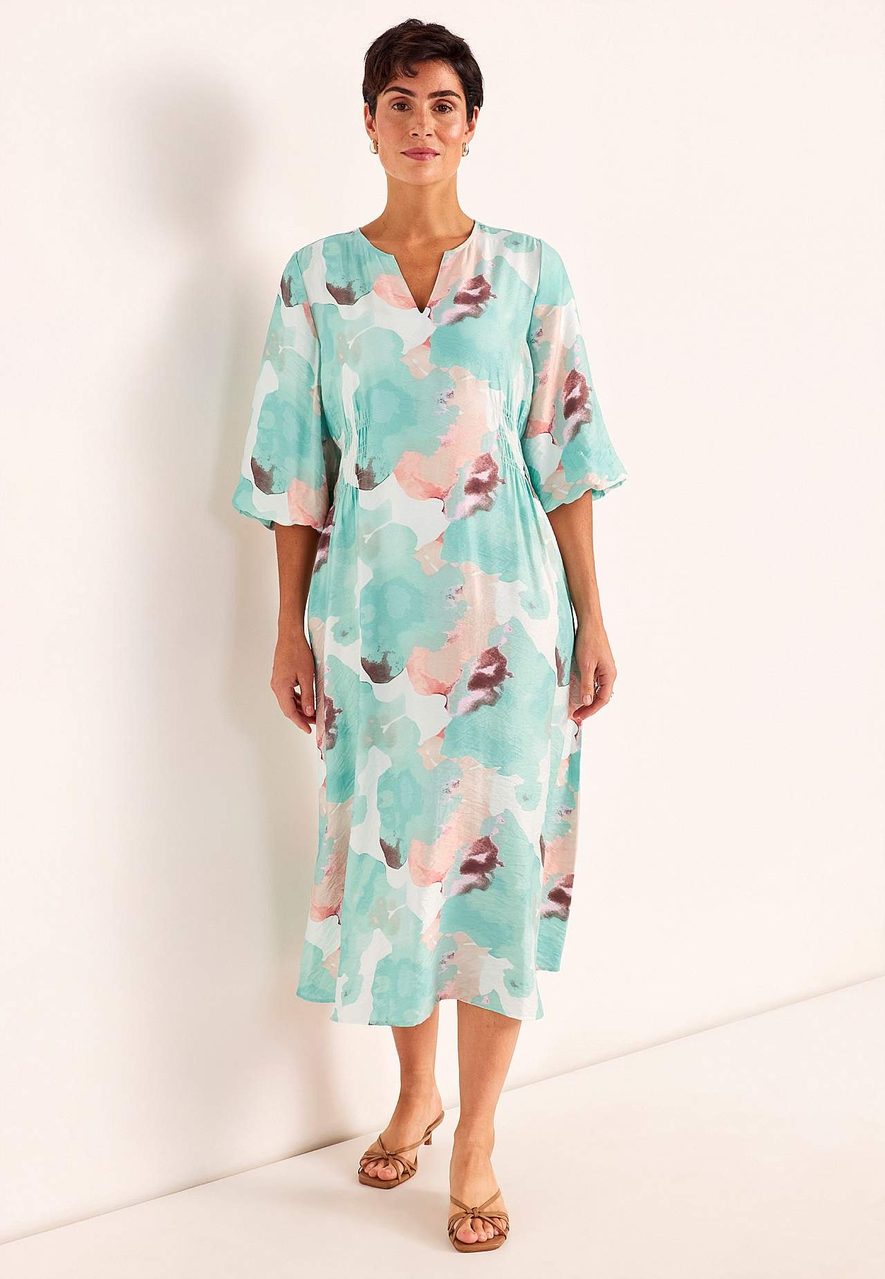 Laiade varrukatega kleit