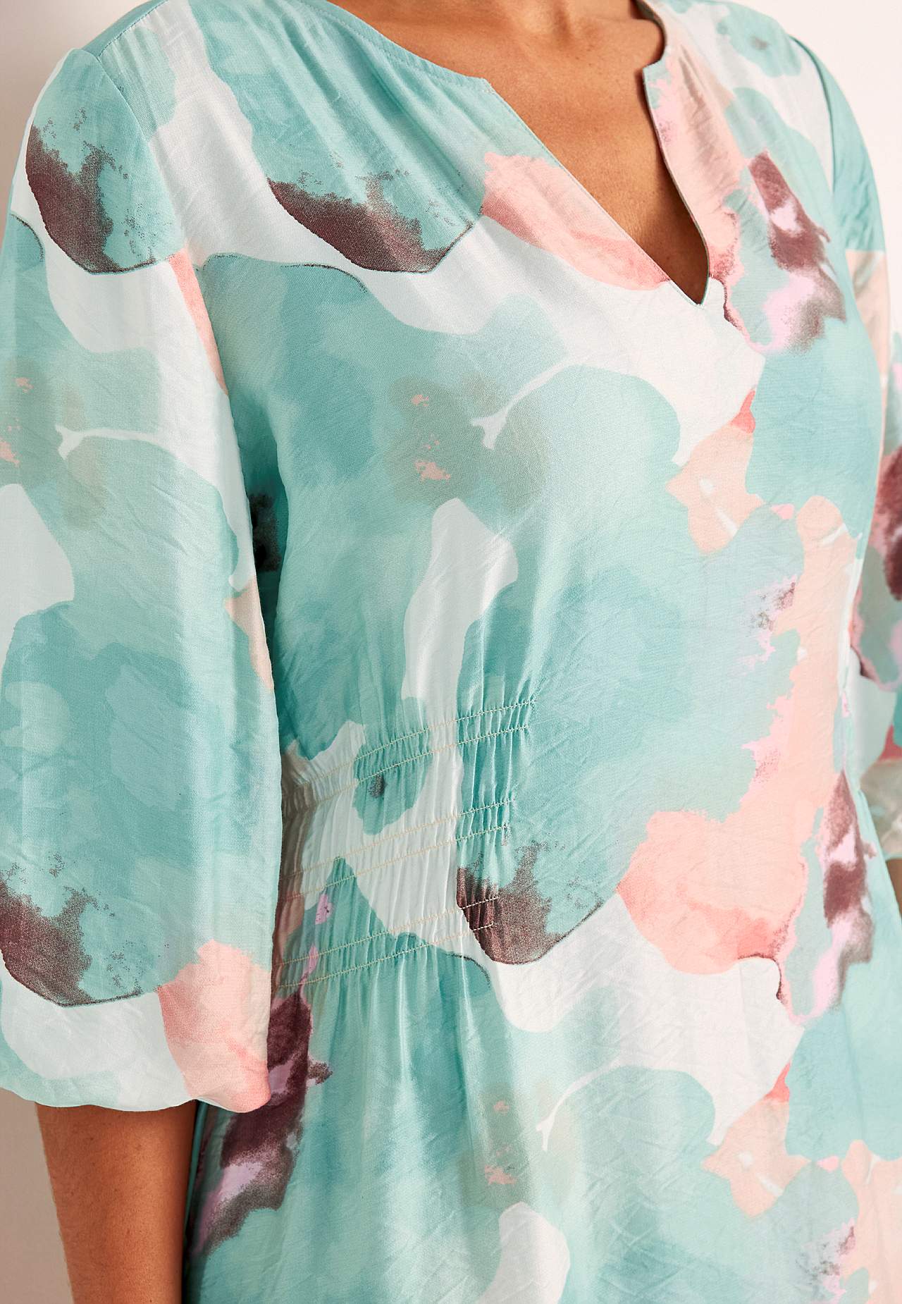 Laiade varrukatega kleit