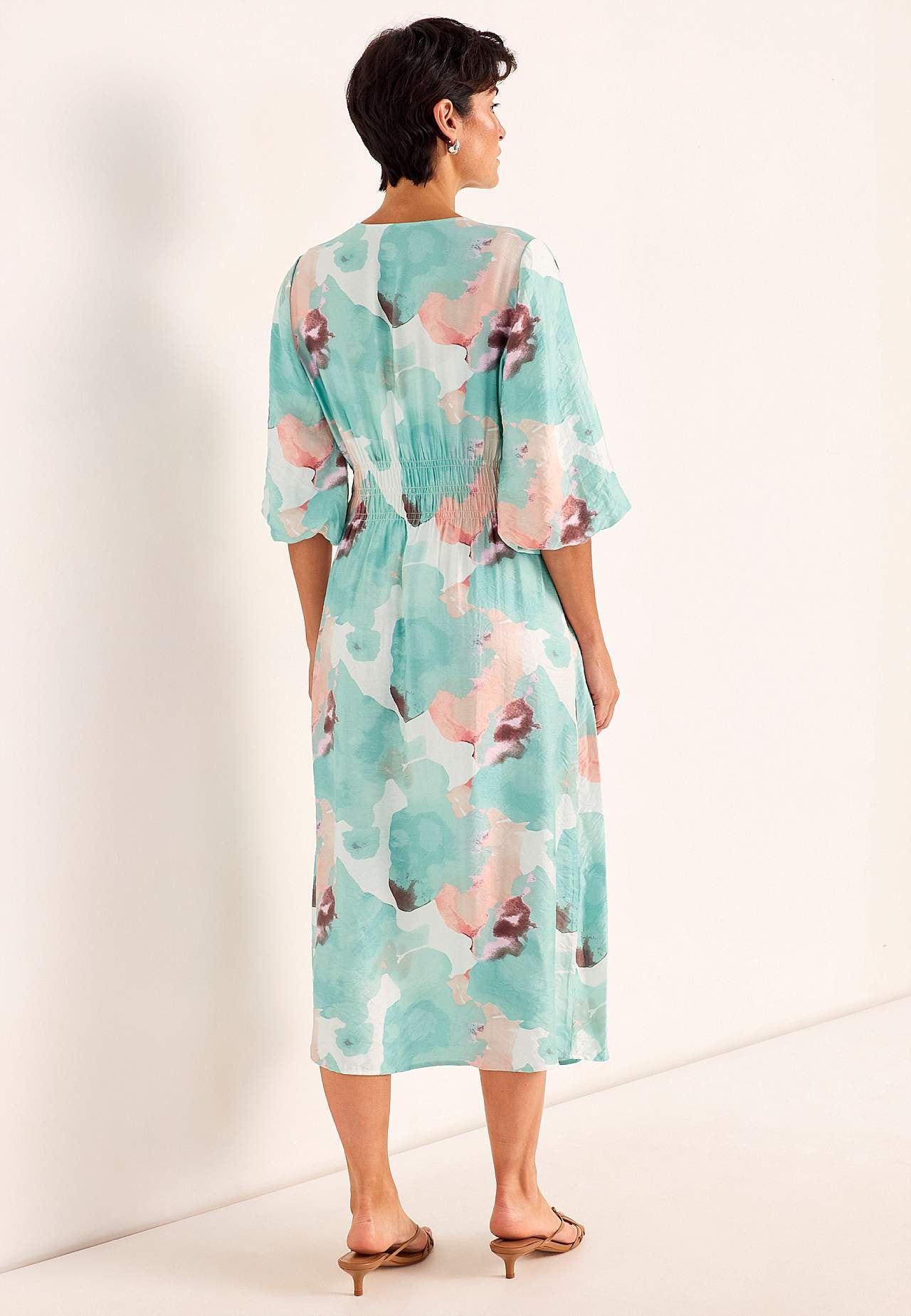 Laiade varrukatega kleit