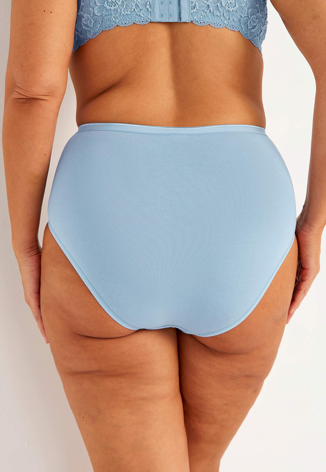 Kergelt vormivad aluspüksid pitsdetailidega 3 tk pakis