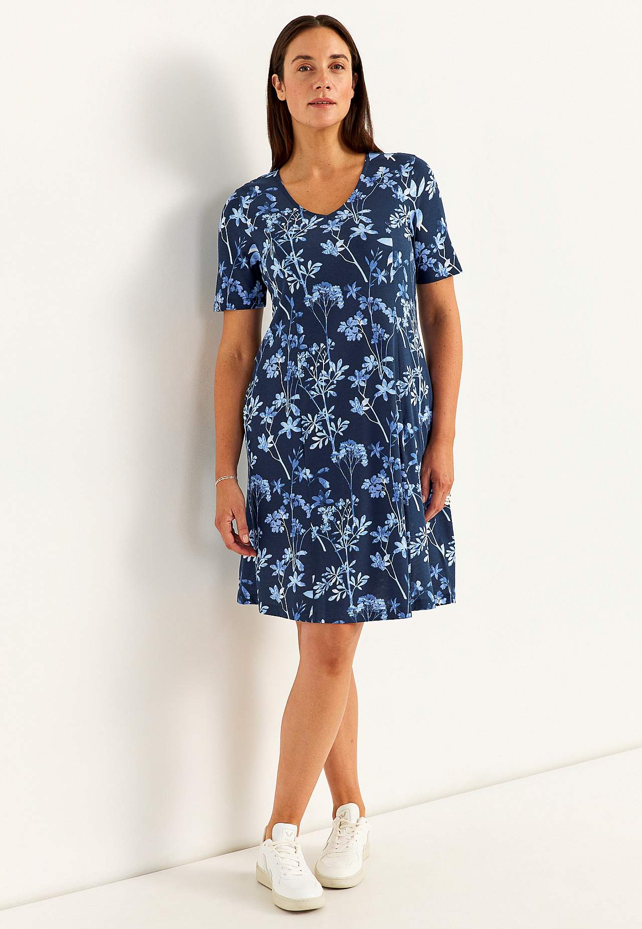 Mustriline taskutega trikotaažkleit